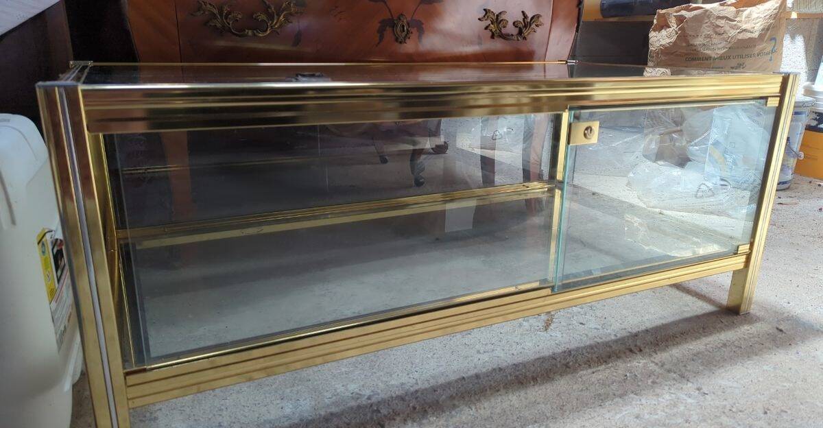 Vintage display coffee table in gilded brass and glass with a lock.