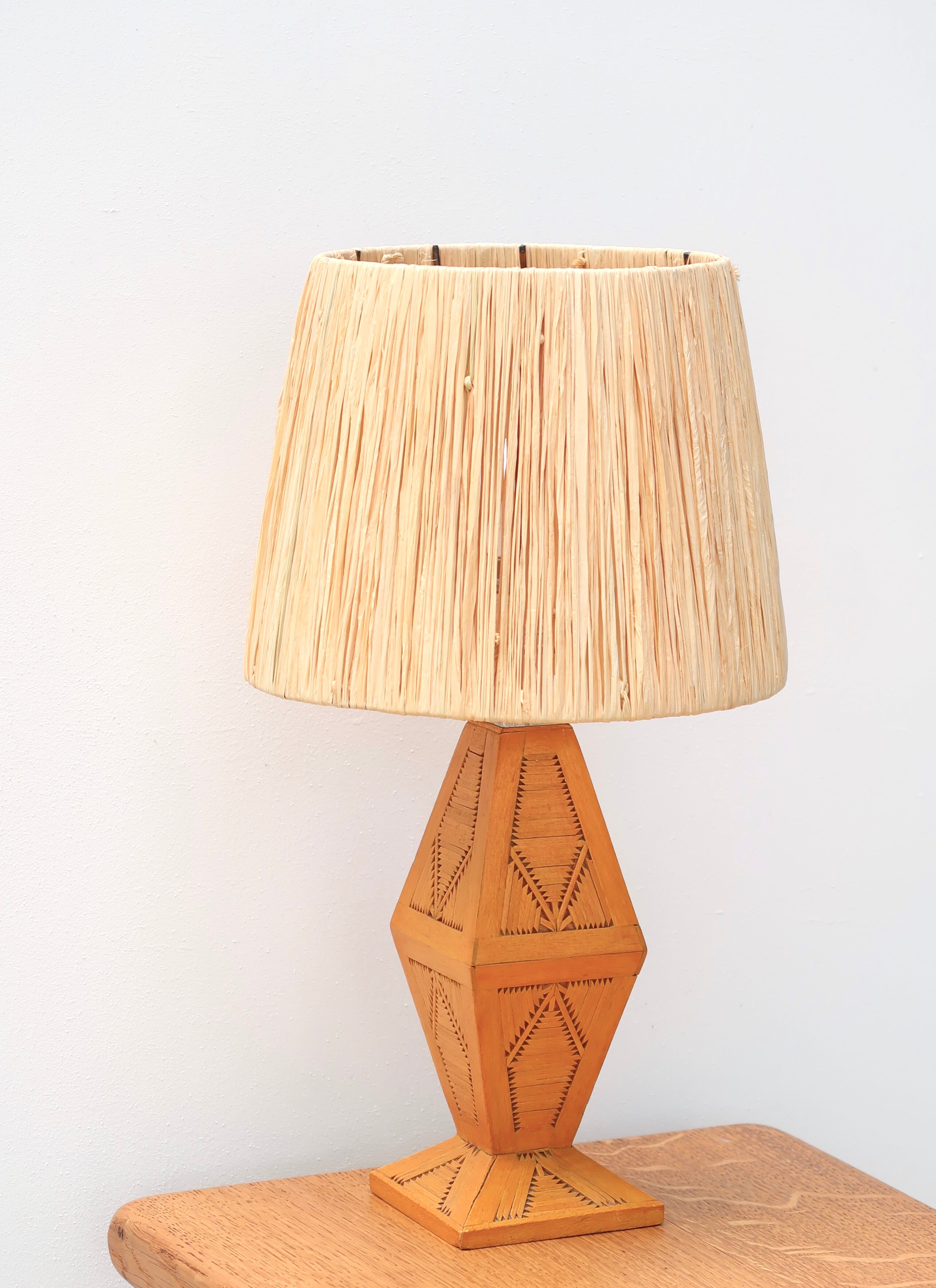 Wooden "totem" lamp, raffia lampshade, 70s