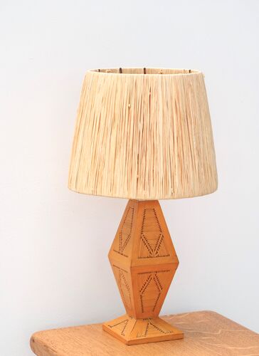 Lampe " totem " en bois abat jour en raphia années 70