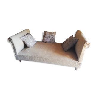 Rest bed with its 3 cushions