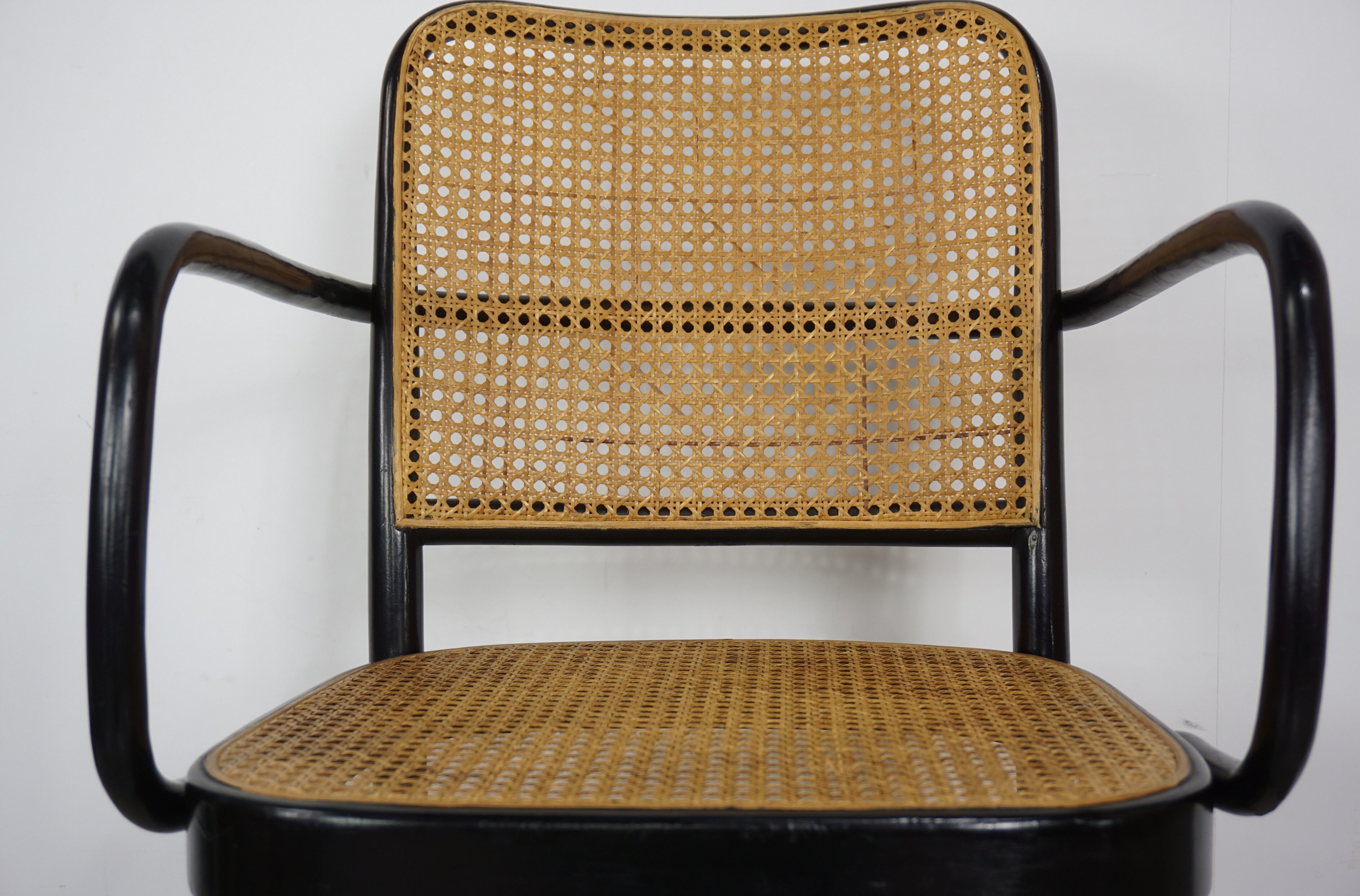 Fauteuil 811 design Josef Hoffmann en bois courbé noir et cannage
