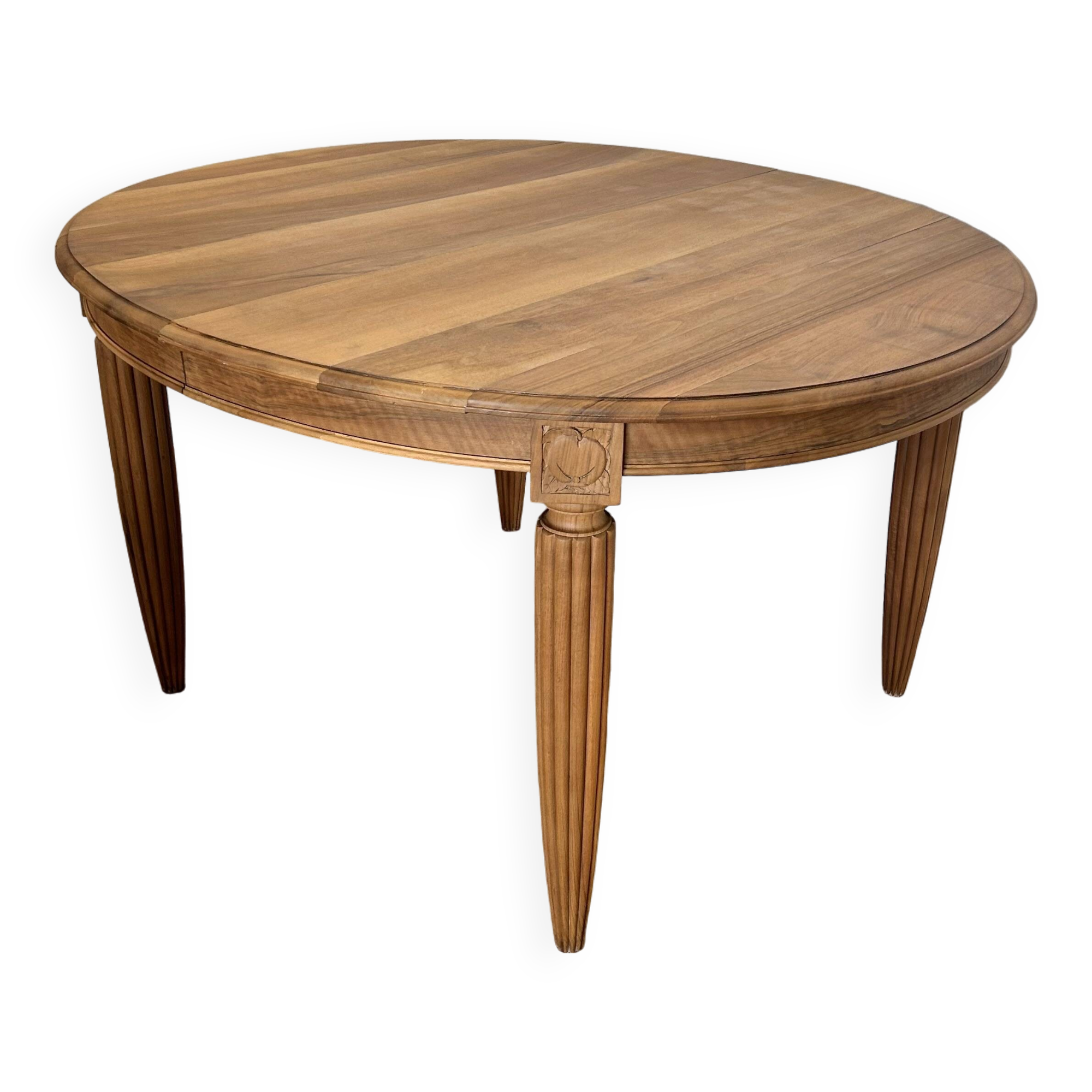 Round dining table with fluted legs in solid wood