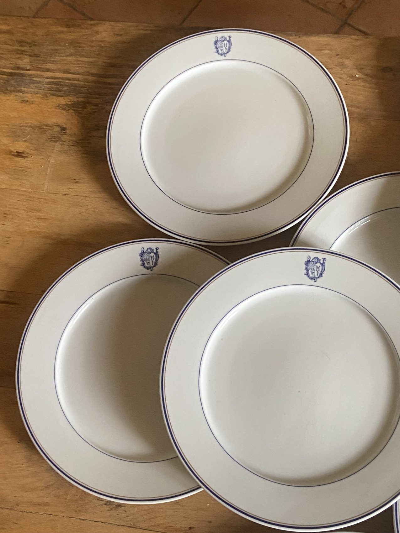 Set of 11 large flat plates – White porcelain with blue rim – Pillivuyt, 31 cm
