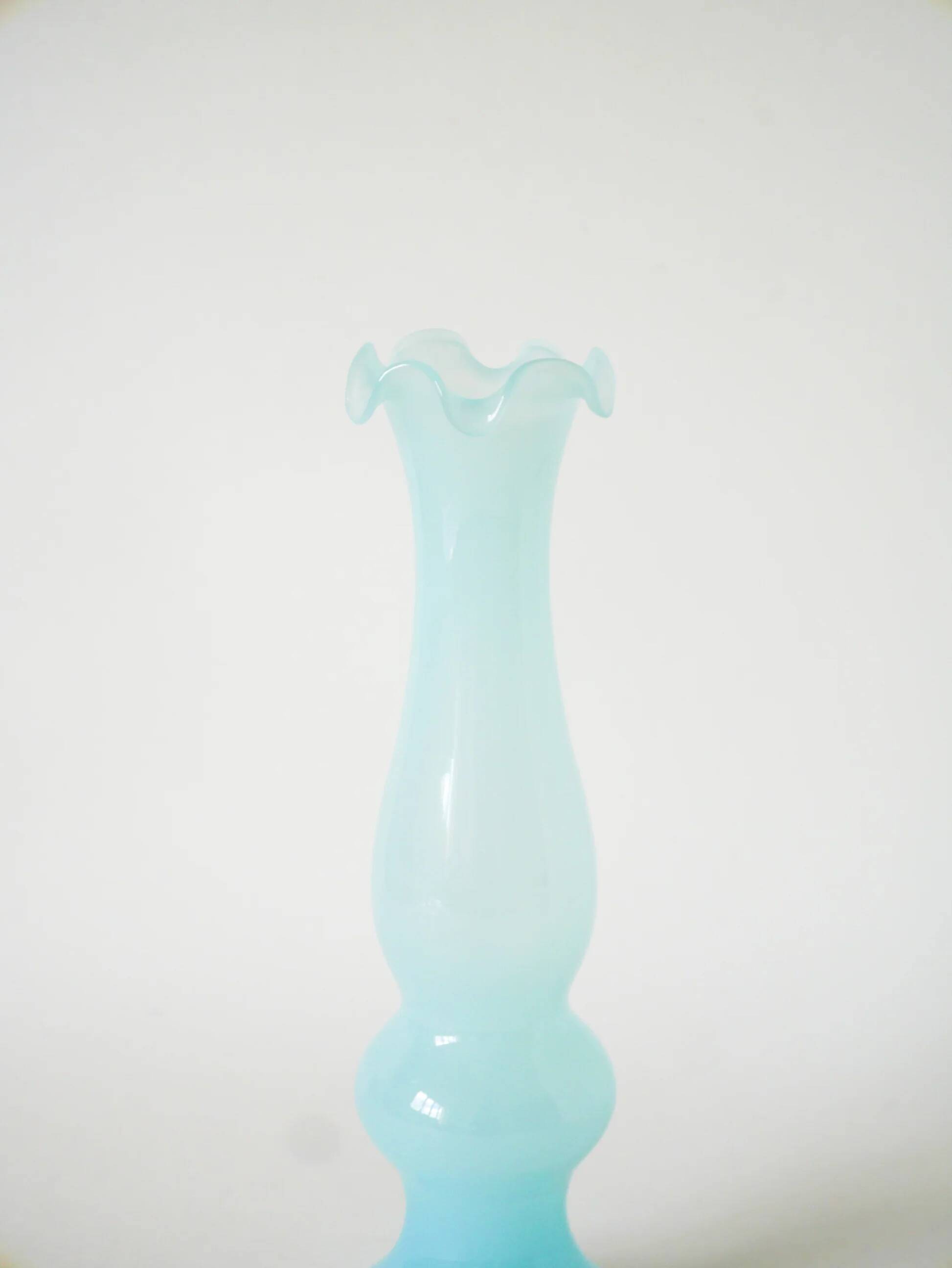 Vase en opaline à col dentelé, bleu ciel, 1960