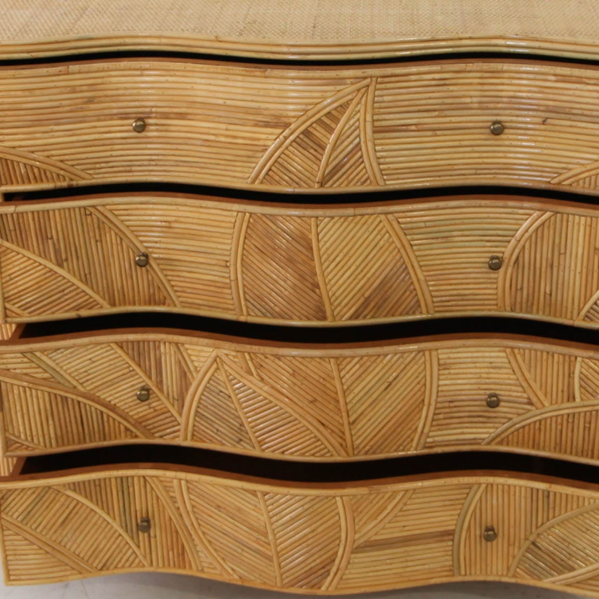 Commode « feuilles » en rotin