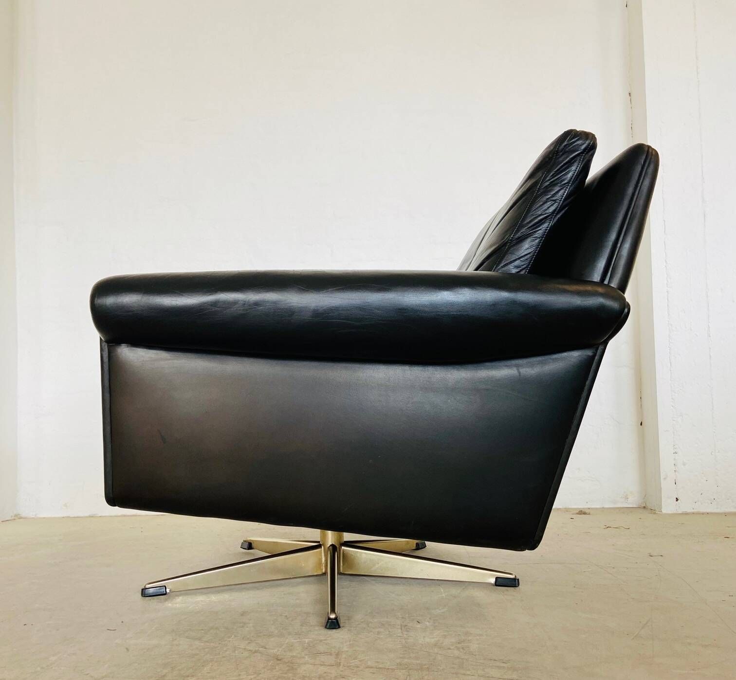 Vintage Danish mid-century leather lounge chair in black leather by G. Thams 1975