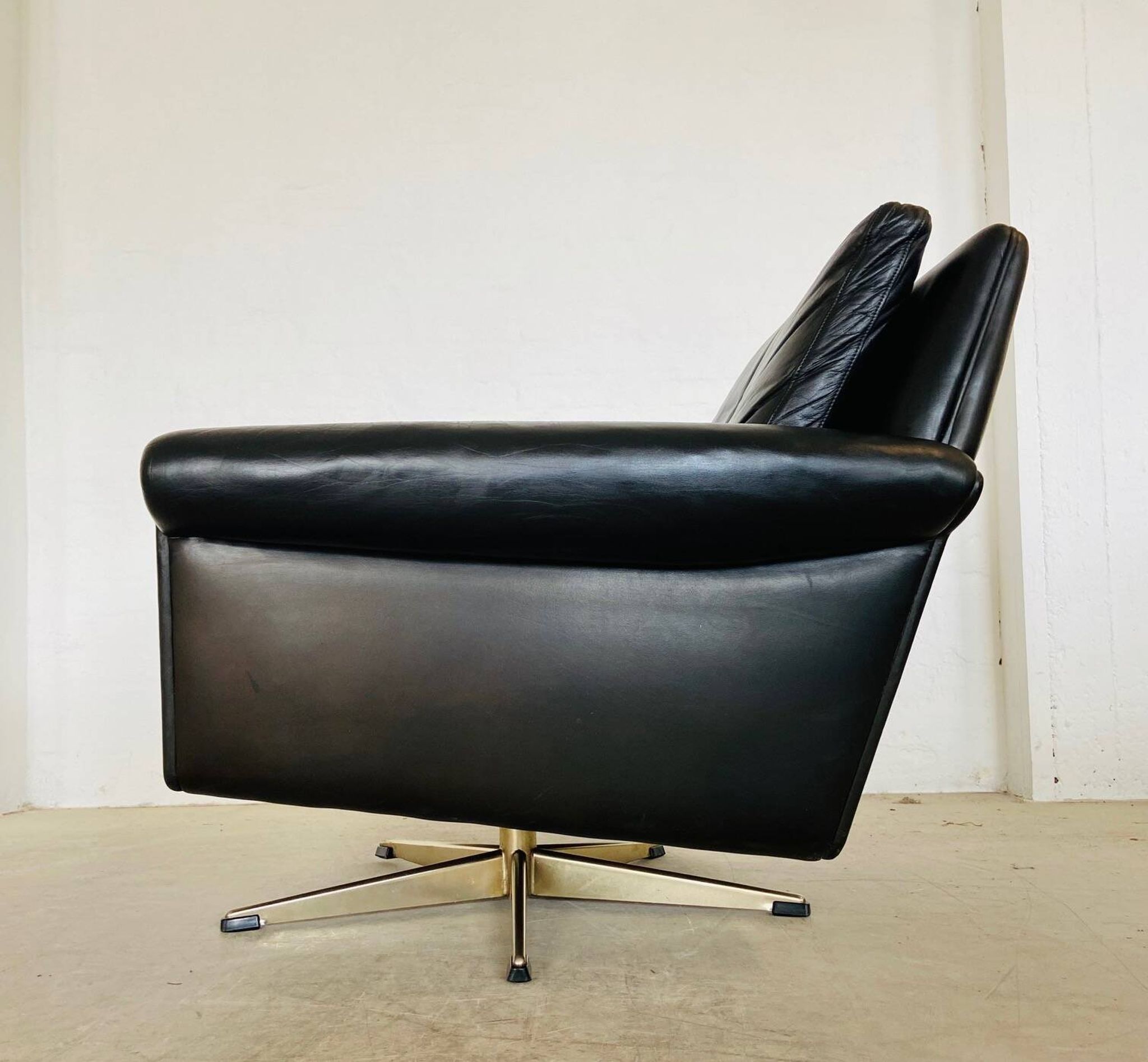Vintage Danish mid-century leather lounge chair in black leather by G. Thams 1975