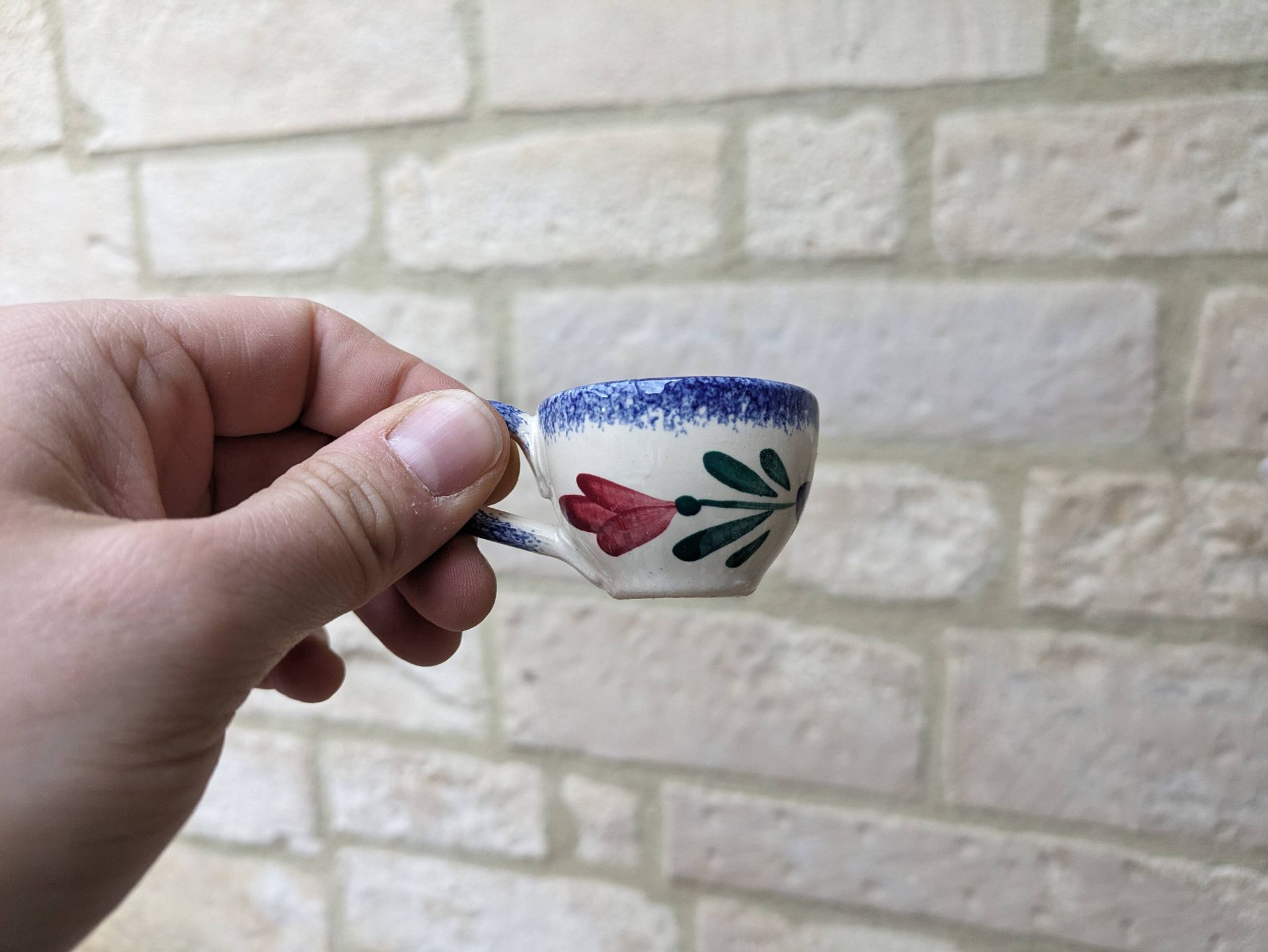 Ensemble de 6 petites tasses style Quimper, Bayeux, Rouen