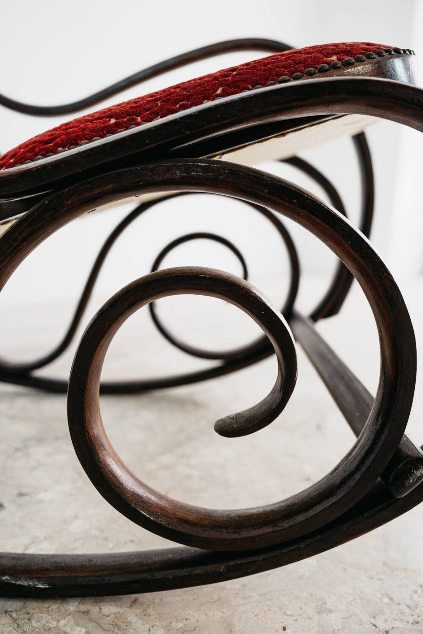 Fauteuil à bascule Thonet vintage design milieu du siècle