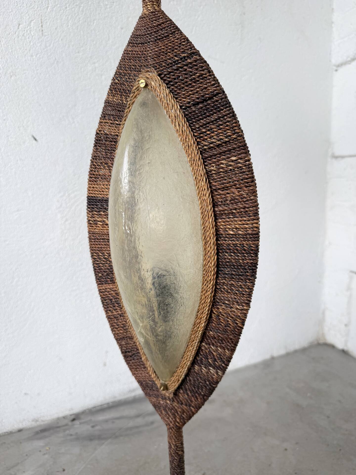 Lampadaire bronze et corde 1970