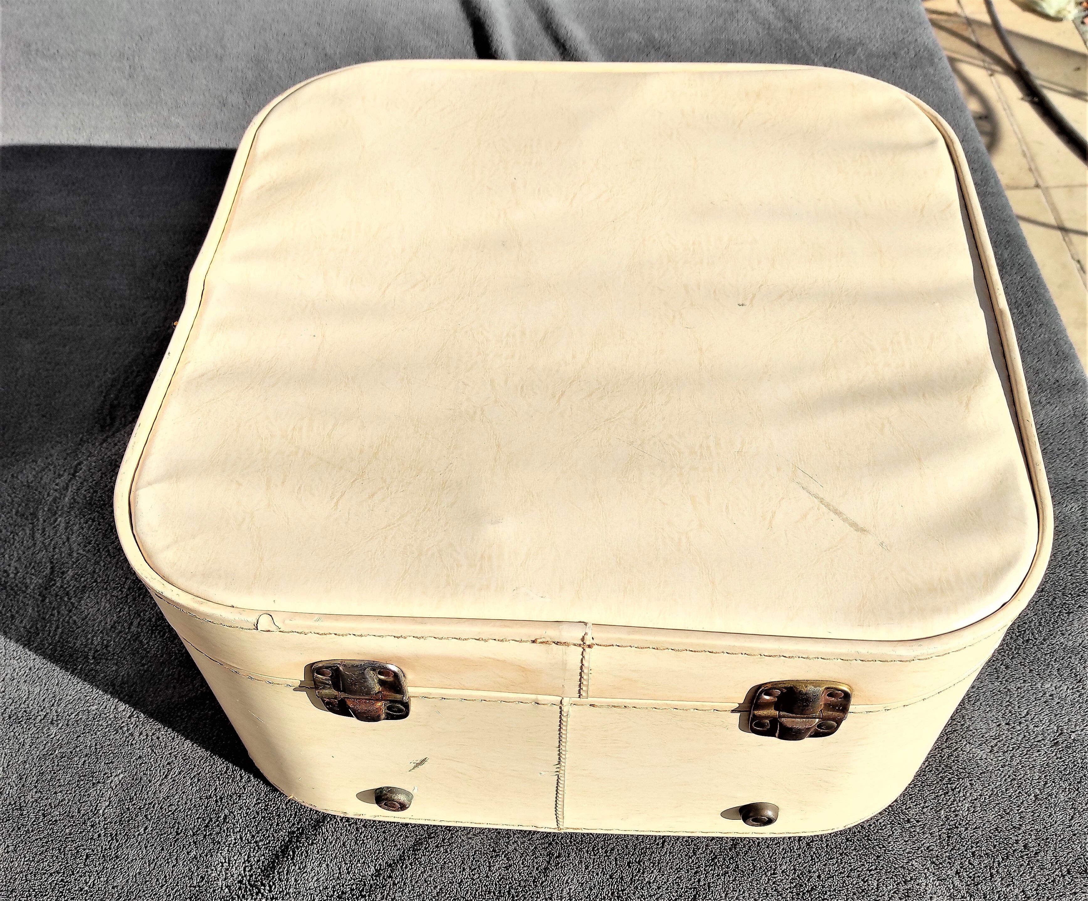 WHITE SUITCASE IN VINTAGE SKAI SQUARE OF 41 CM