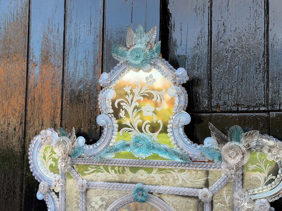Miroir vénitien en verre de Murano, en camaïeu de bleu, vers 1880