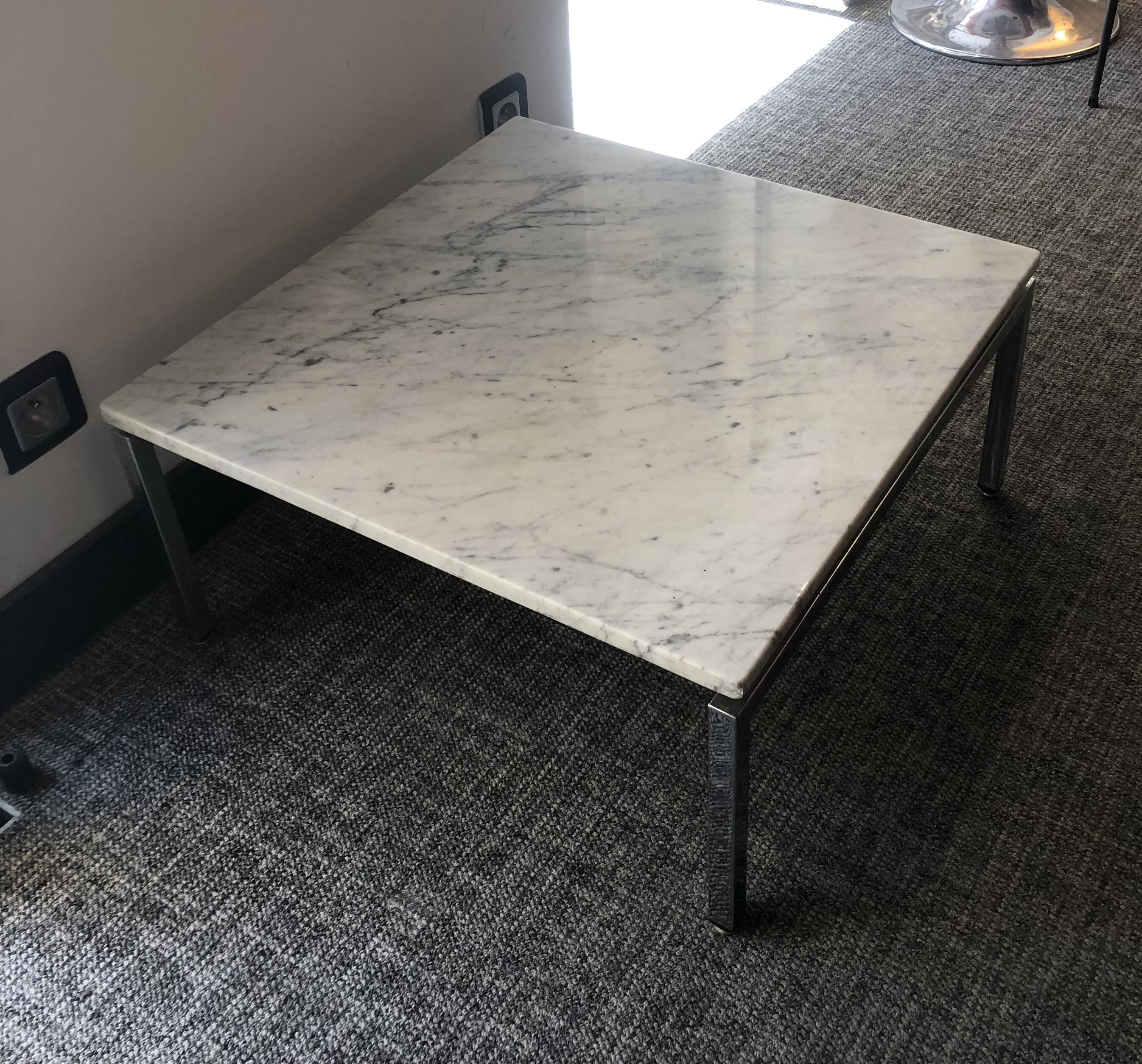 Table basse en marbre et chrome