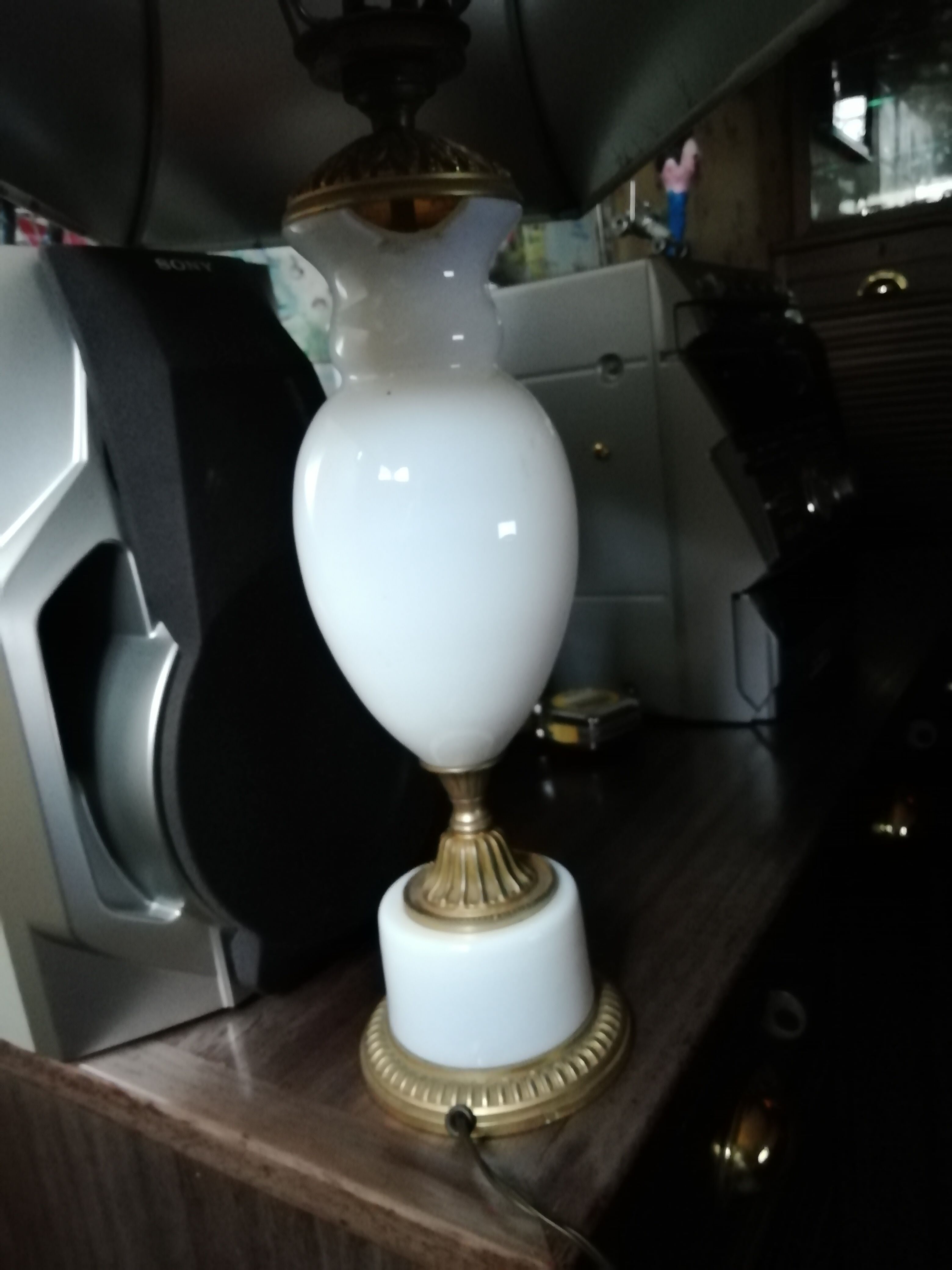 Vintage lamp with white opaline foot