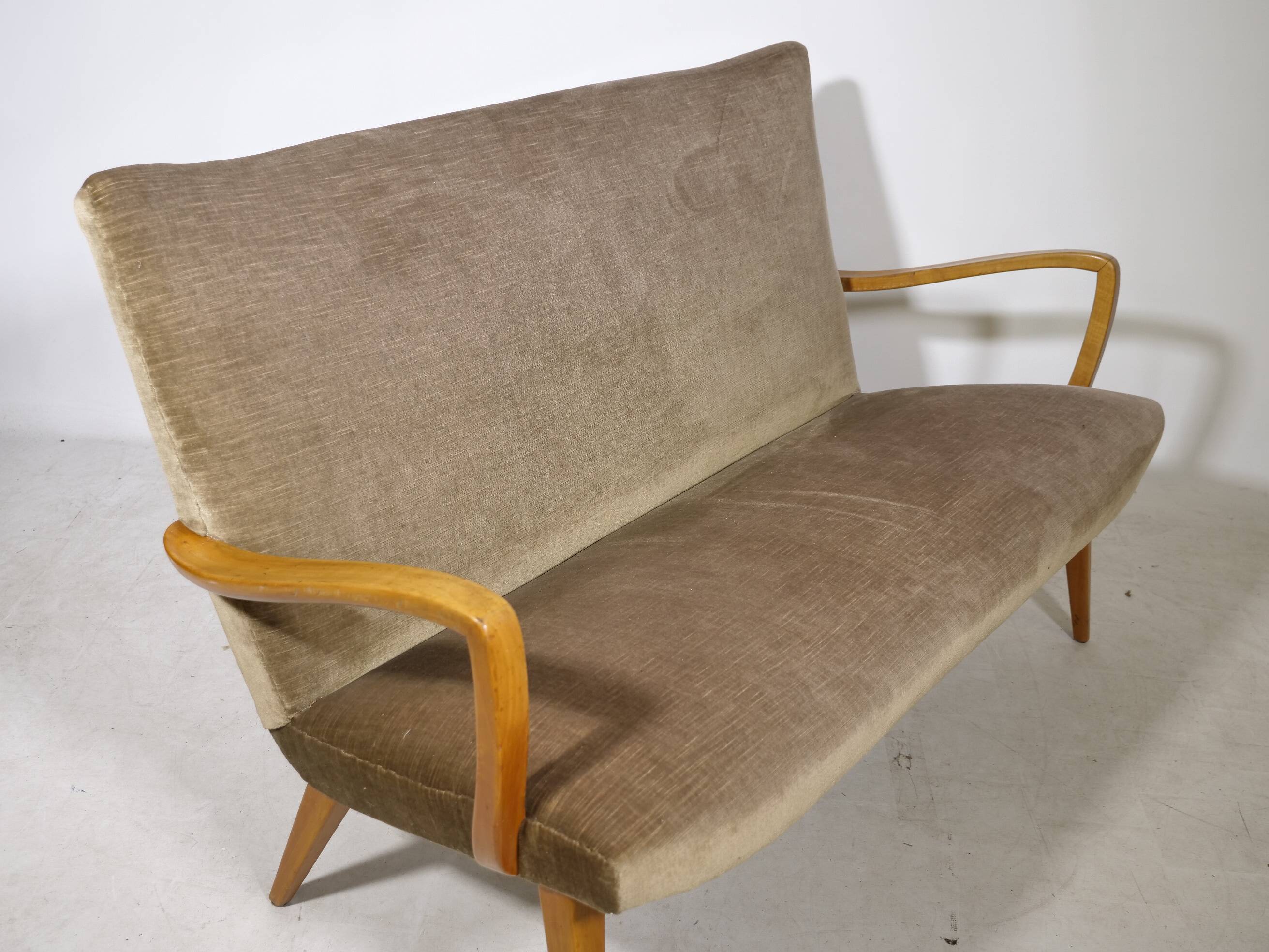 Canapé cocktail à deux places de style mid-century avec revêtement en velours, années 1960