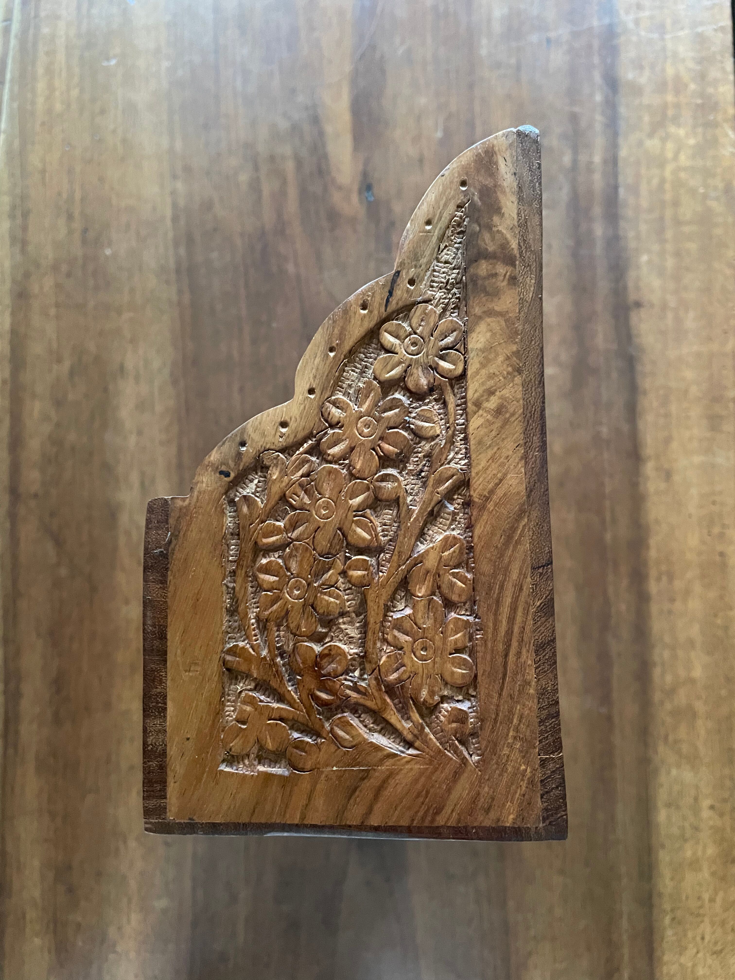 Porte courriers en bois sculpté