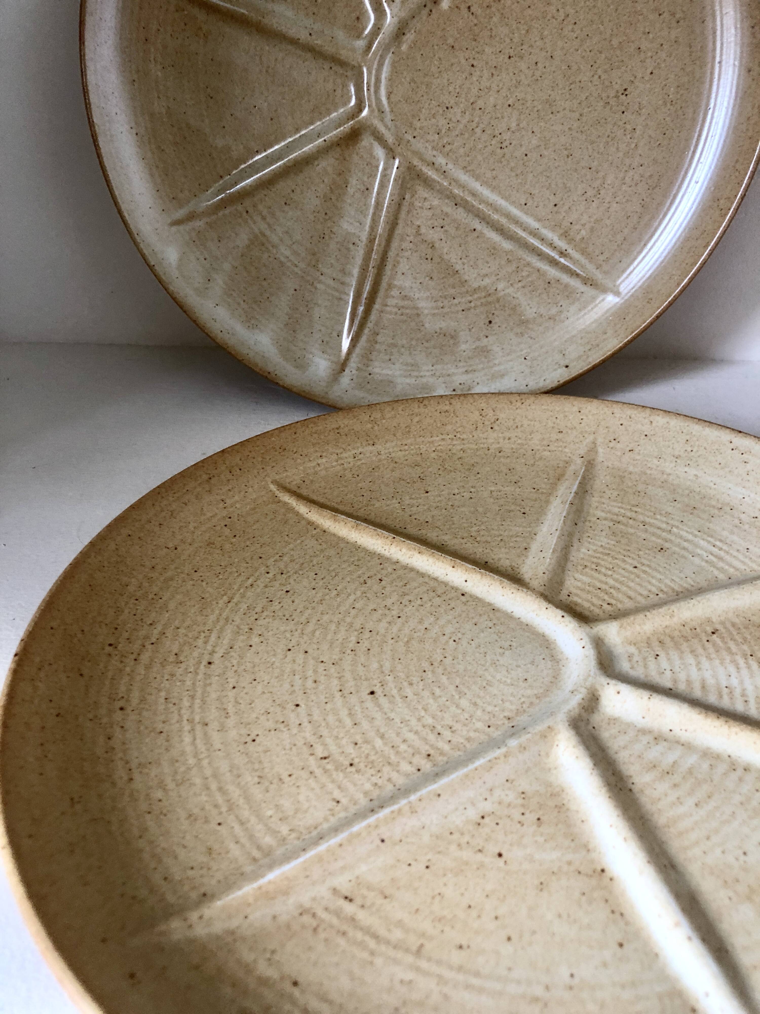 Lot 2 assiettes plates  grès village France