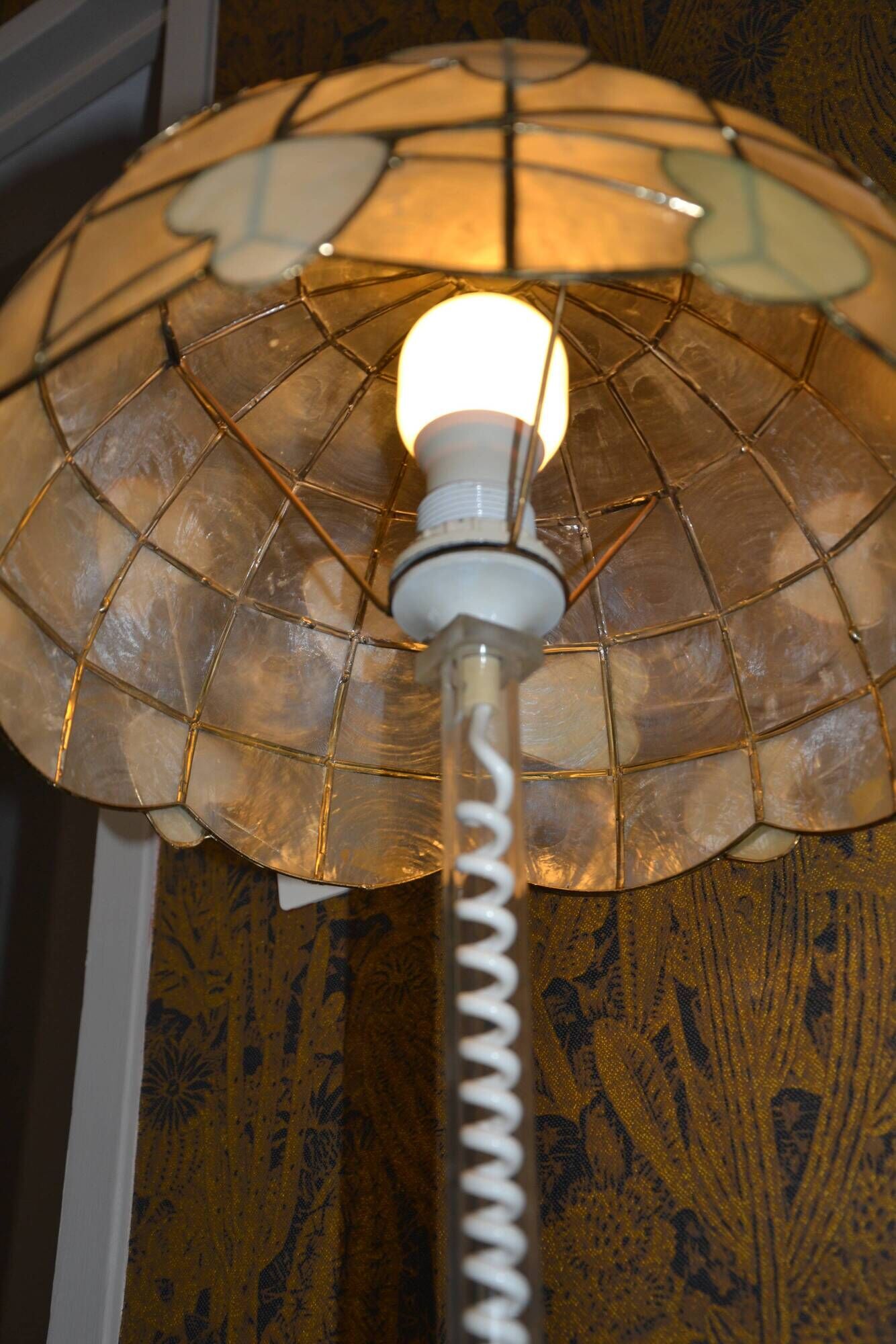 Lampe en nacre et plexiglas années 70