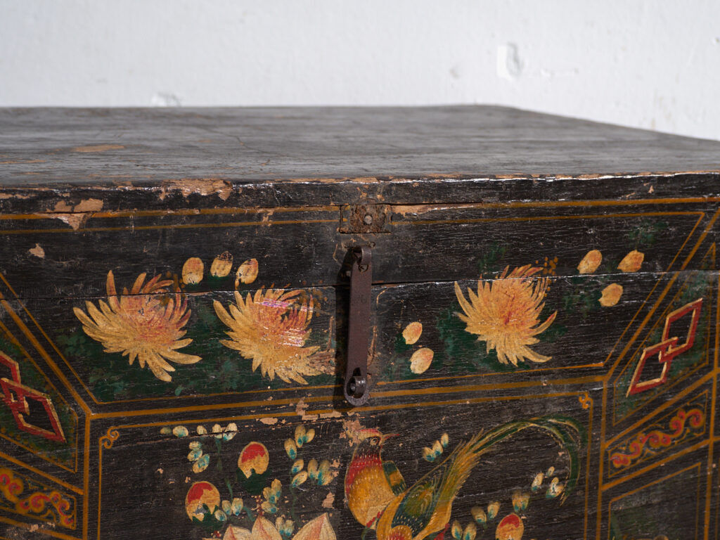 Antique chest painted in pine wood – China, around 1900