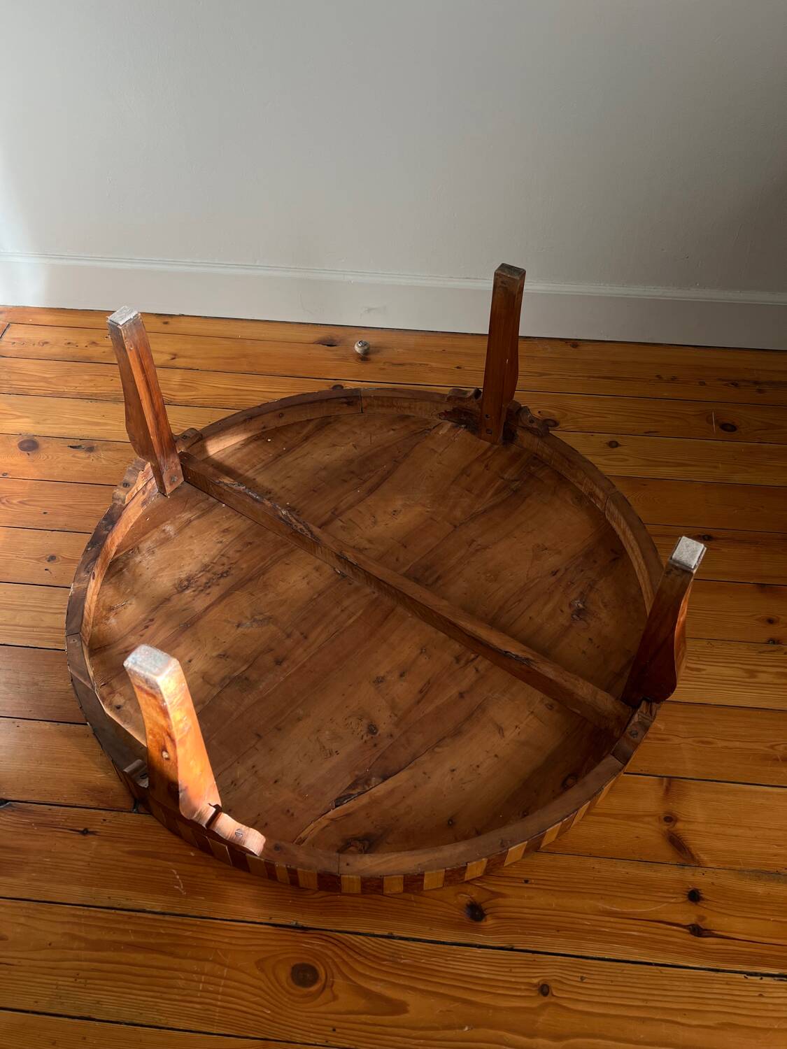 Round coffee table in Elm Burl, Art Deco decorative work - Year 1941