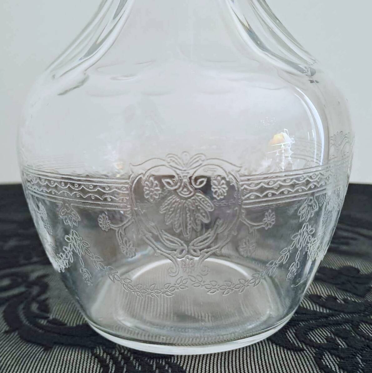 Set of 6 crystal glasses and a carafe