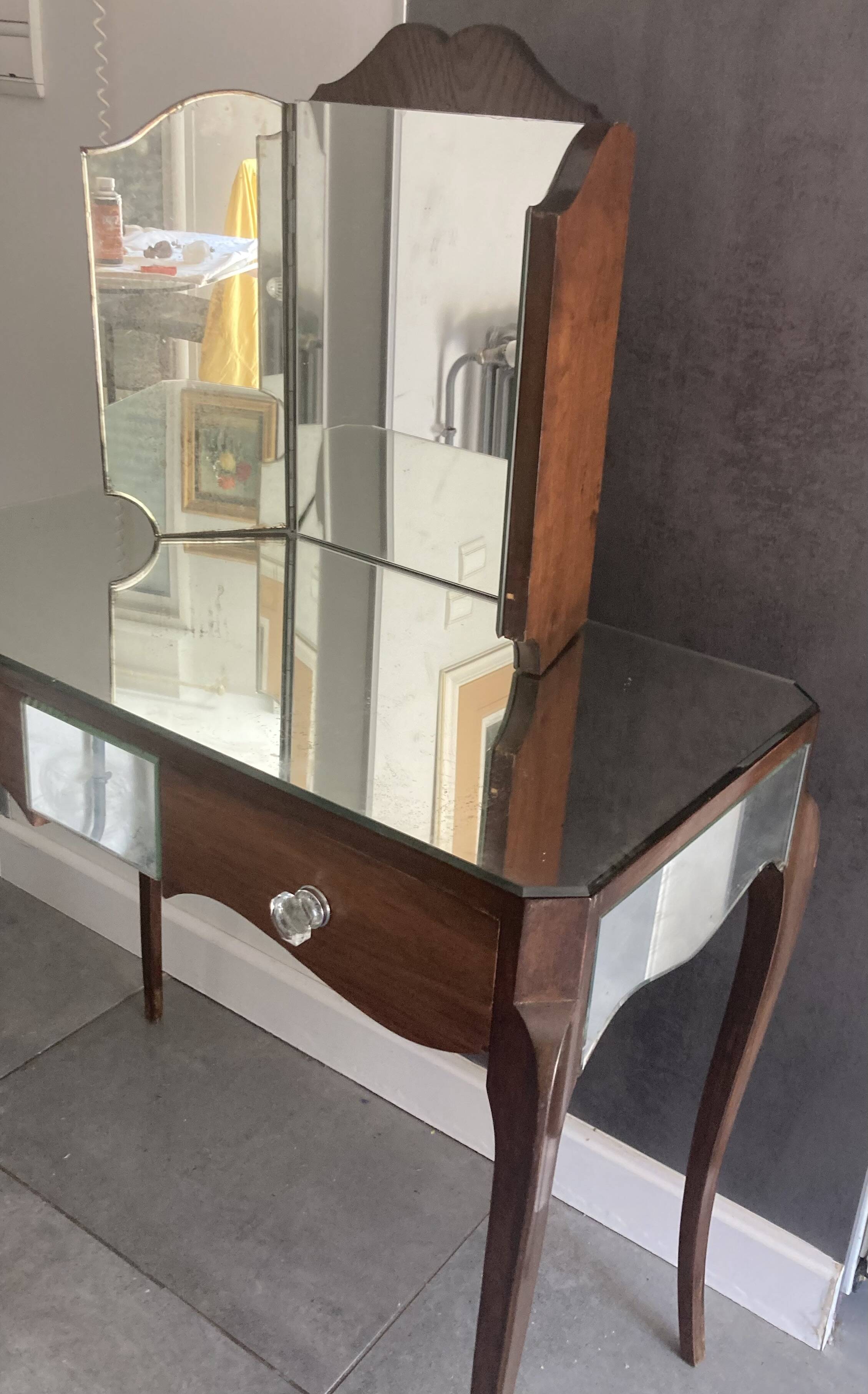 small "Art DECO" dressing table in excellent condition