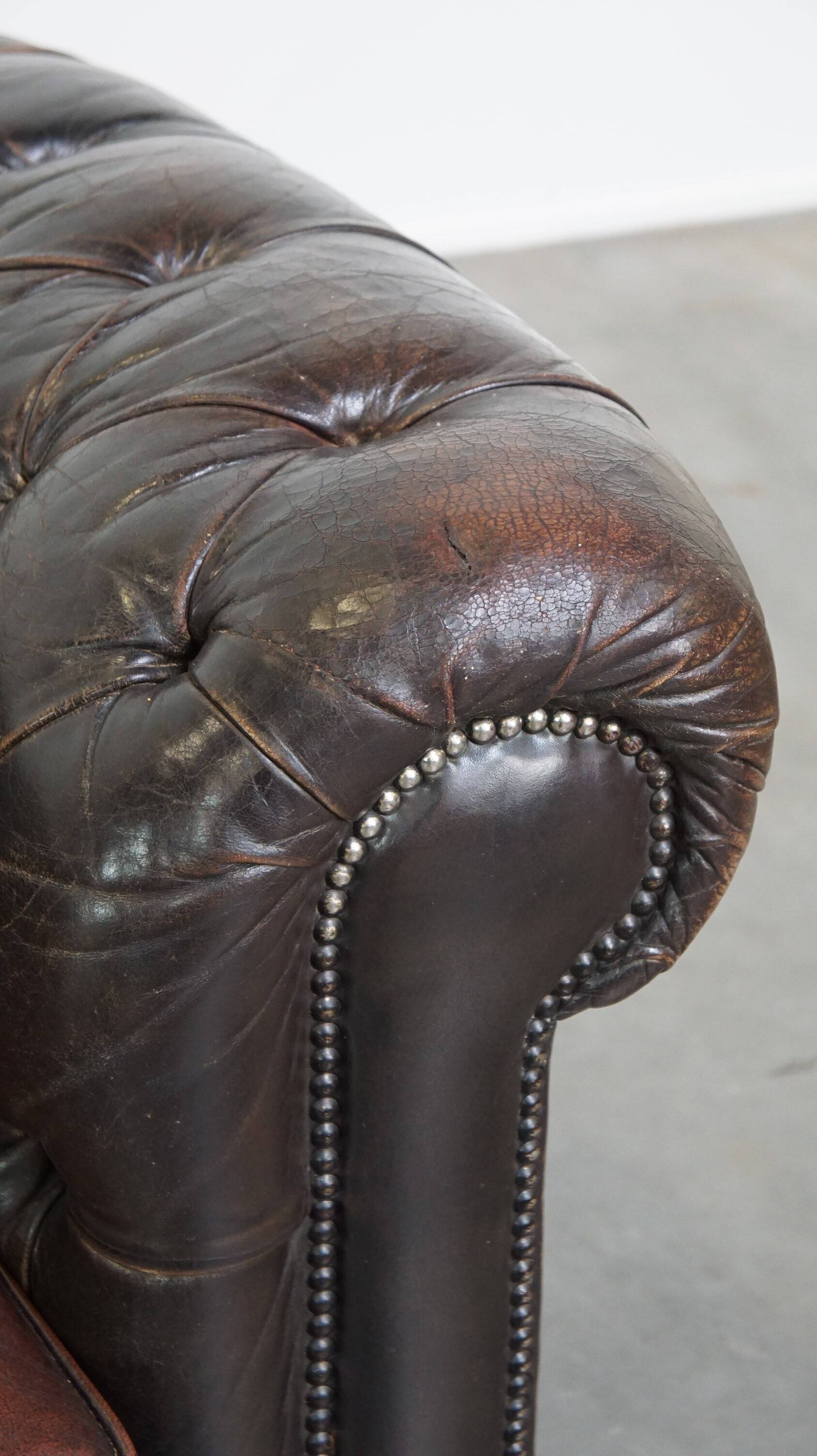 Ancien canapé chesterfield 3 places en cuir de vachette marron foncé