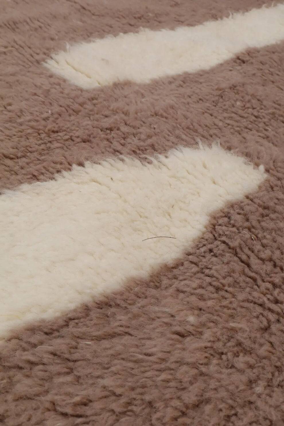 Traditional hand-woven Berber rug size 150 x 250 cm