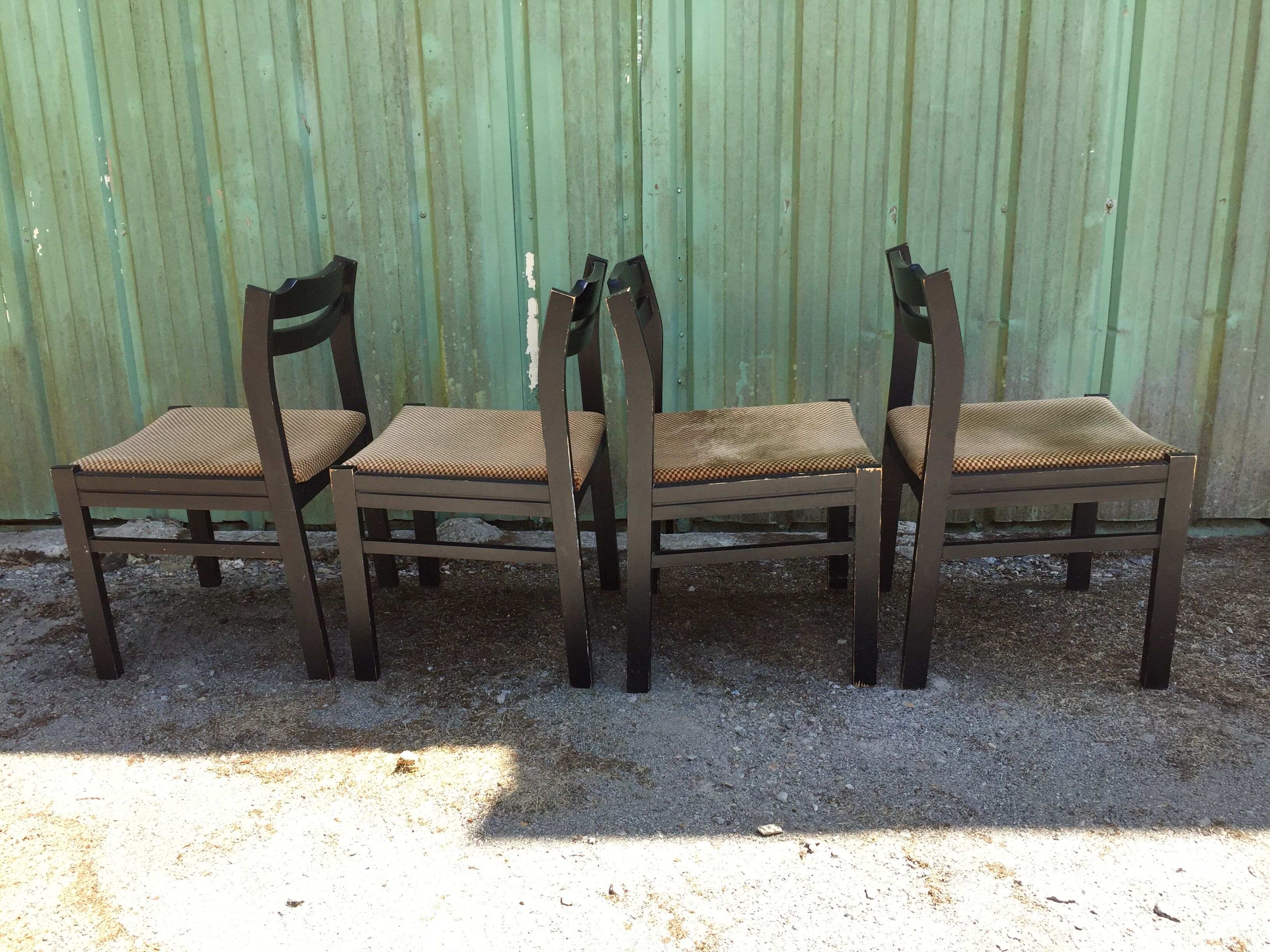 Chaises en hêtre laquées noir à assises en tissu or a petits carreaux