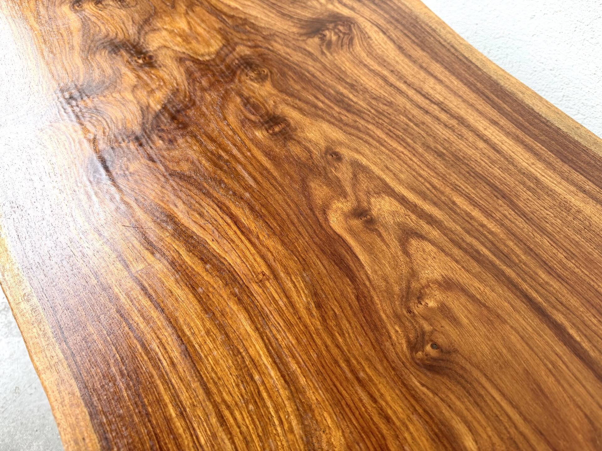 Table basse brutaliste en noyer massif, plateau slab live edge, France