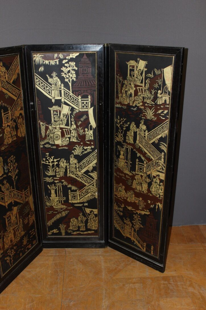 Screen with Japanese decor and black lacquer