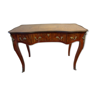 Ancien bureau - de style louis xv - en bois de placage et bronze dorés - richement marqueté