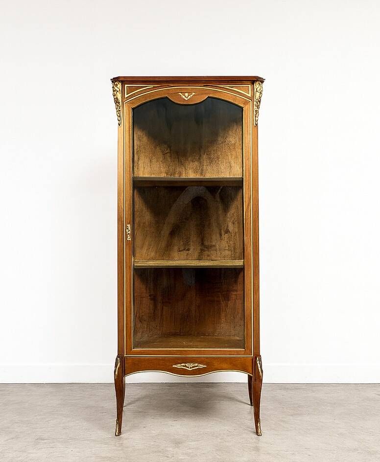 Display cabinet with 3 glass sides in Louis XV style made of mahogany and gilded bronze.