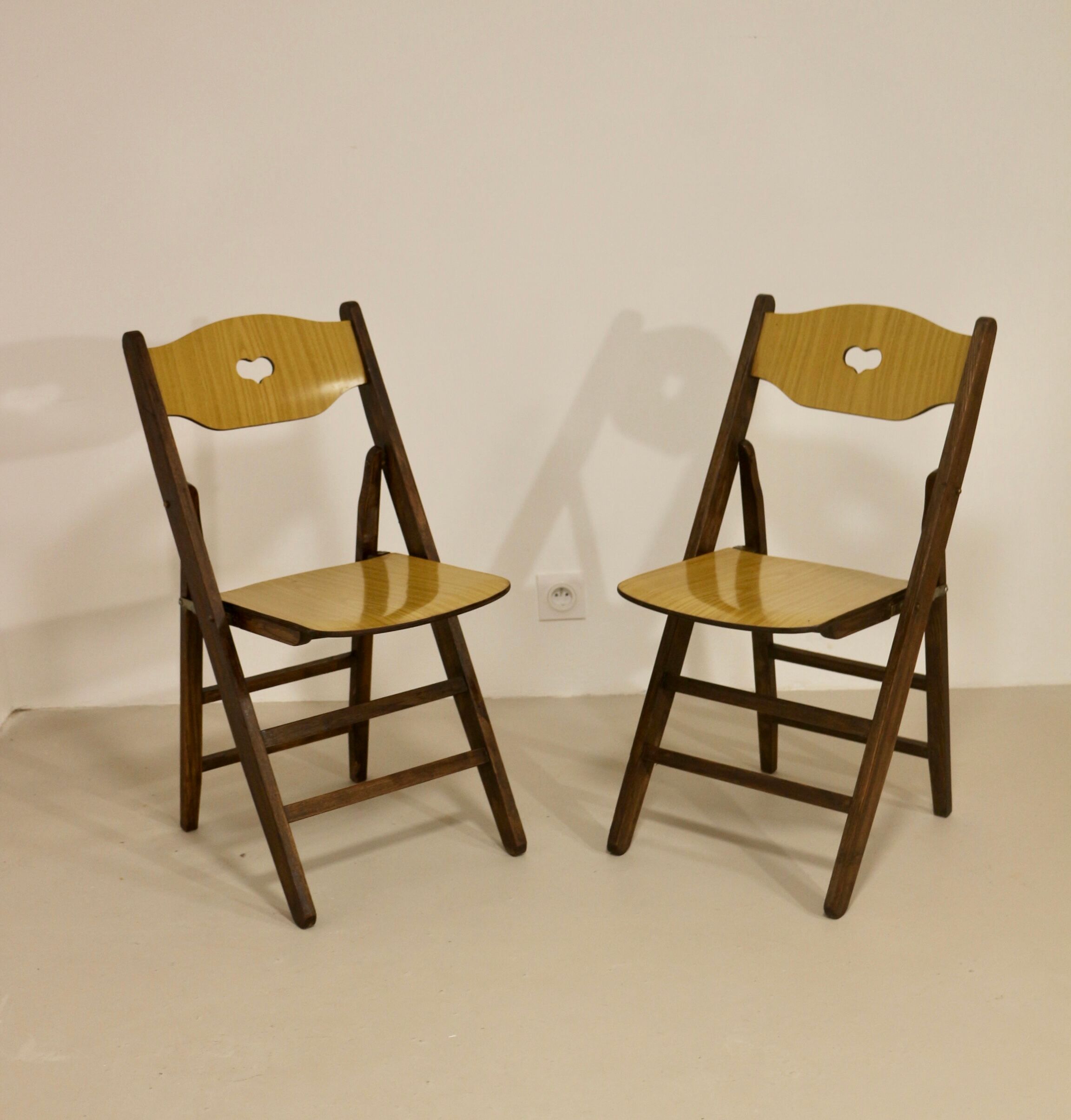 Pair of vintage folding chairs year 50 sculpted backrest.