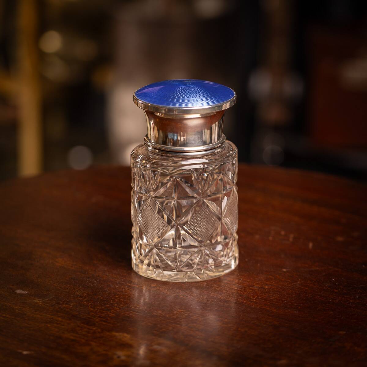 Bocal en cristal taillé, en argent massif anglais du 20e siècle, émaillé guilloché.