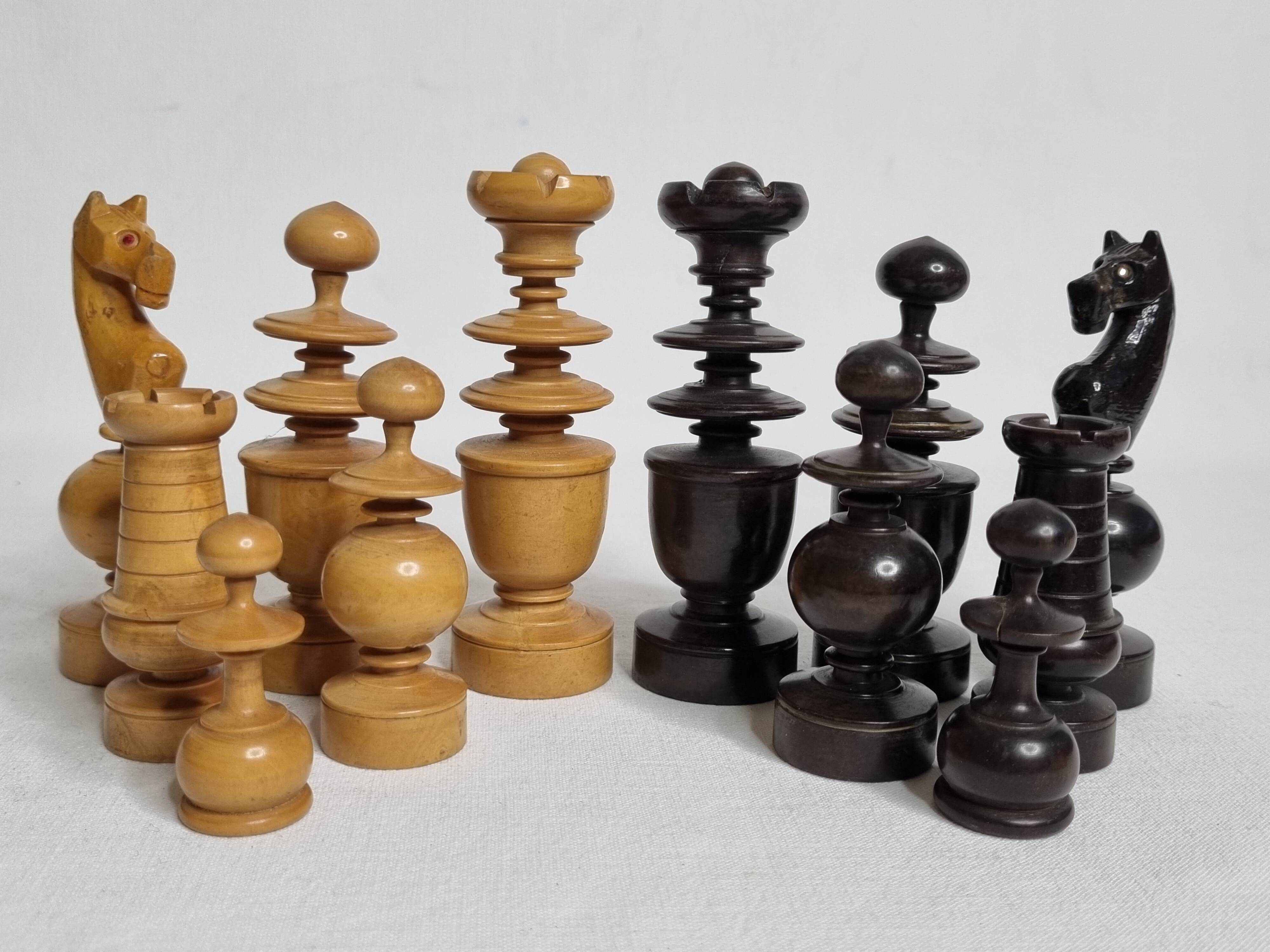 Antique boxwood chess set, Regency style, late 19th - early 20th century, complete, 10.5 cm