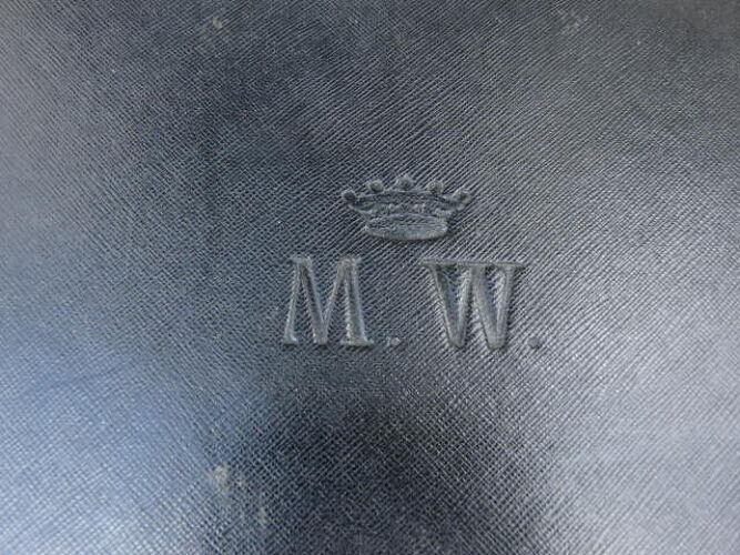Valise en cuir avec couronne de baron et monogramme mw