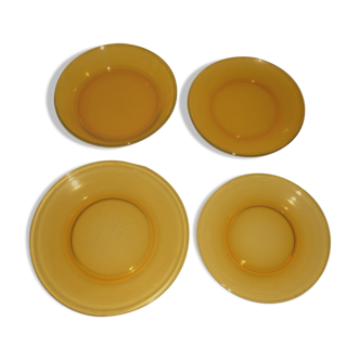 Lot de 4 assiettes dépareillées verre ambré