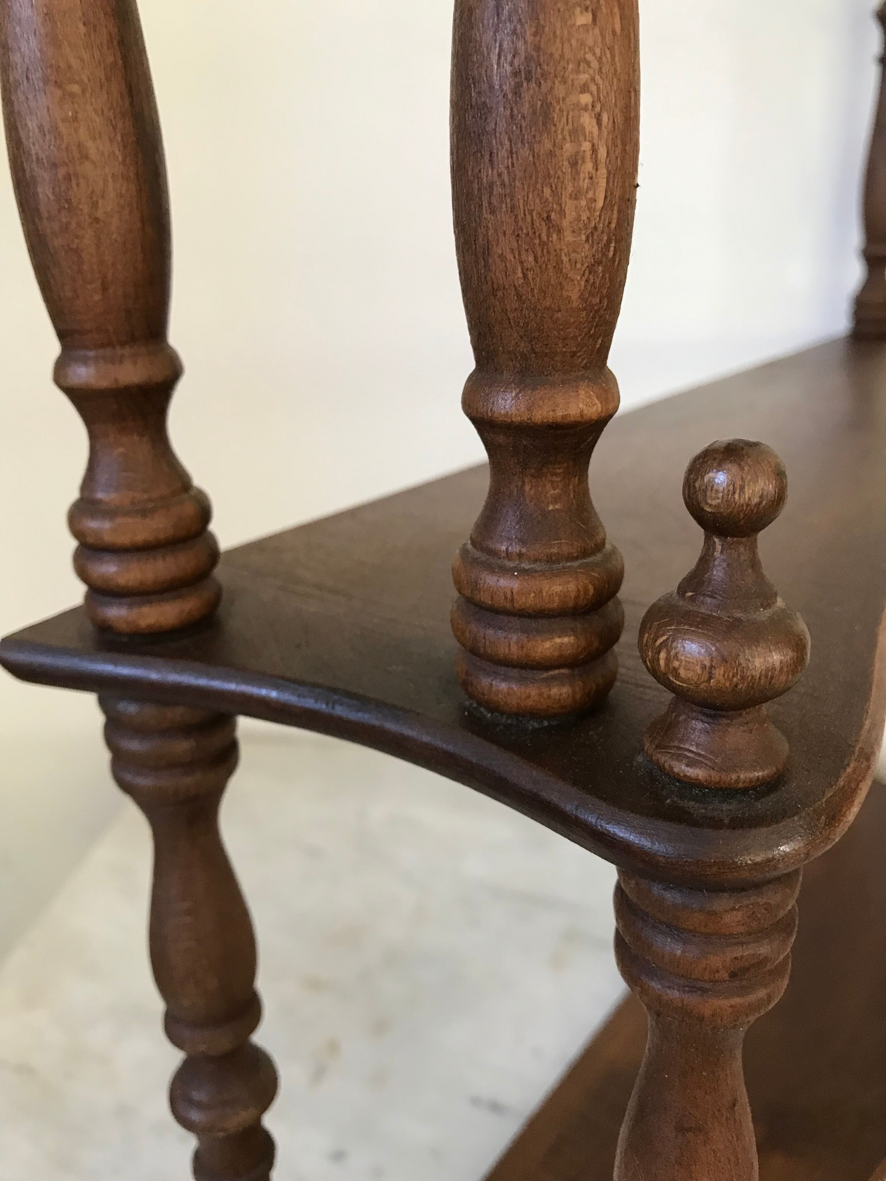 Wooden shelf turned at the end of the 19th century