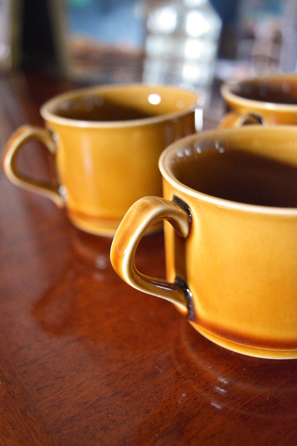 Series of 3 ochre cups