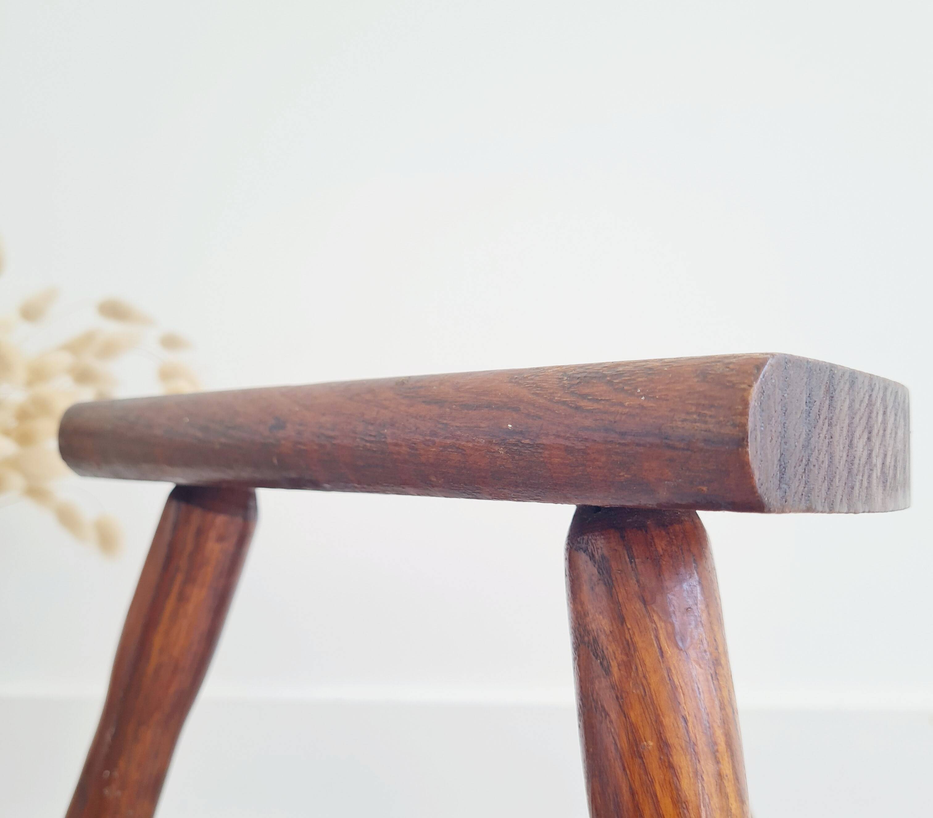 Tabouret tripode en bois massif - porte plante brutaliste