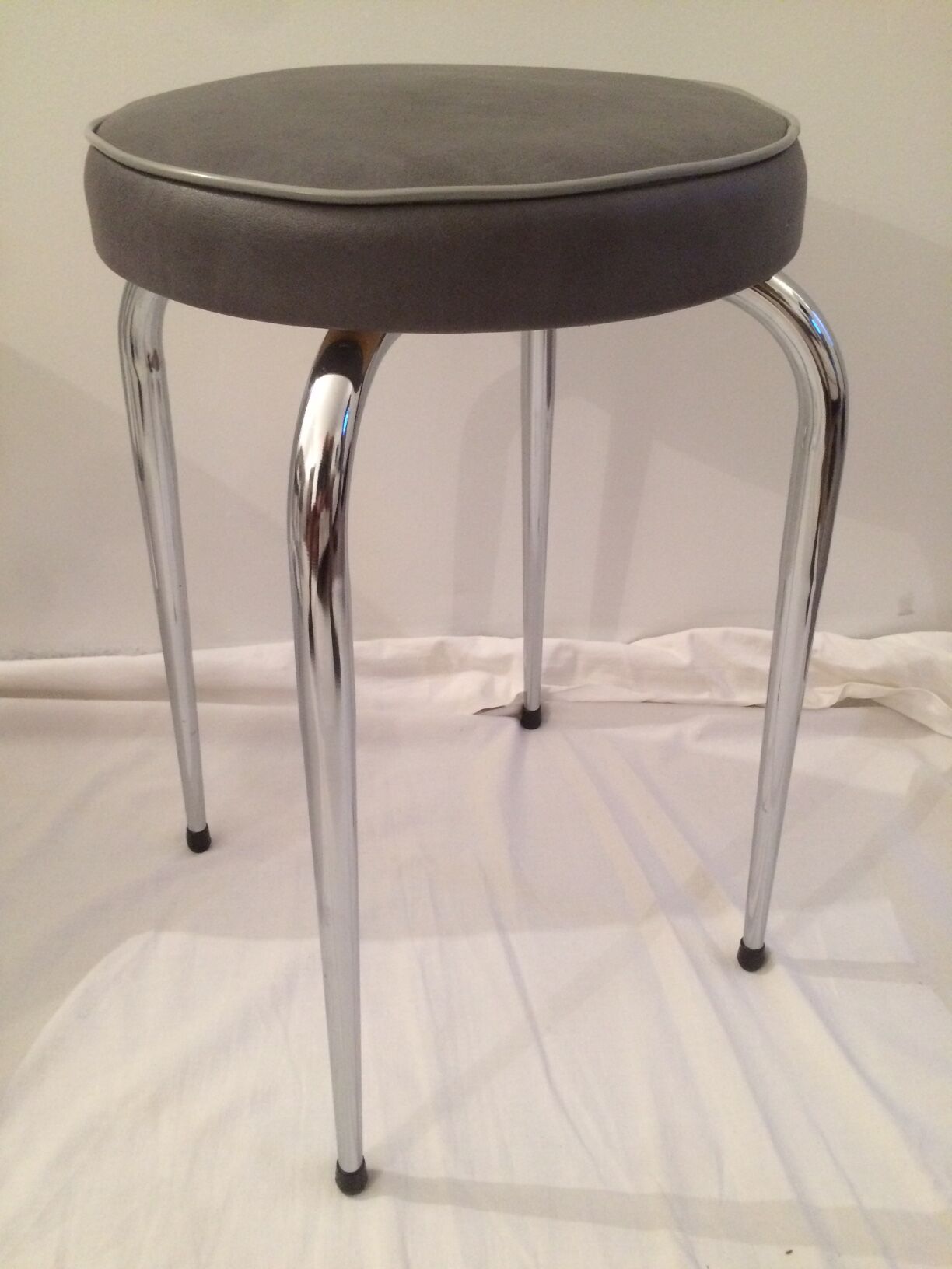 Table in white Formica, 3 chairs and 1 stool in gray leatherette