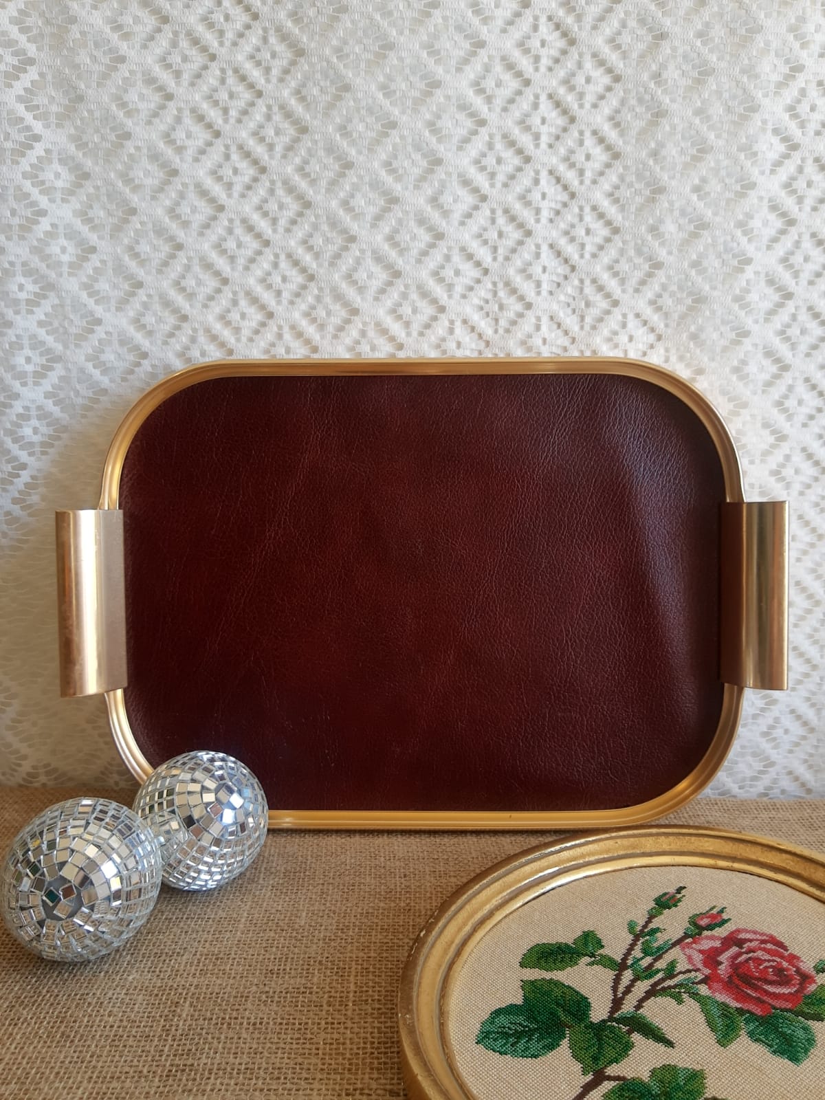 Plateau rectangulaire simili cuir bordeaux et métal doré vintage