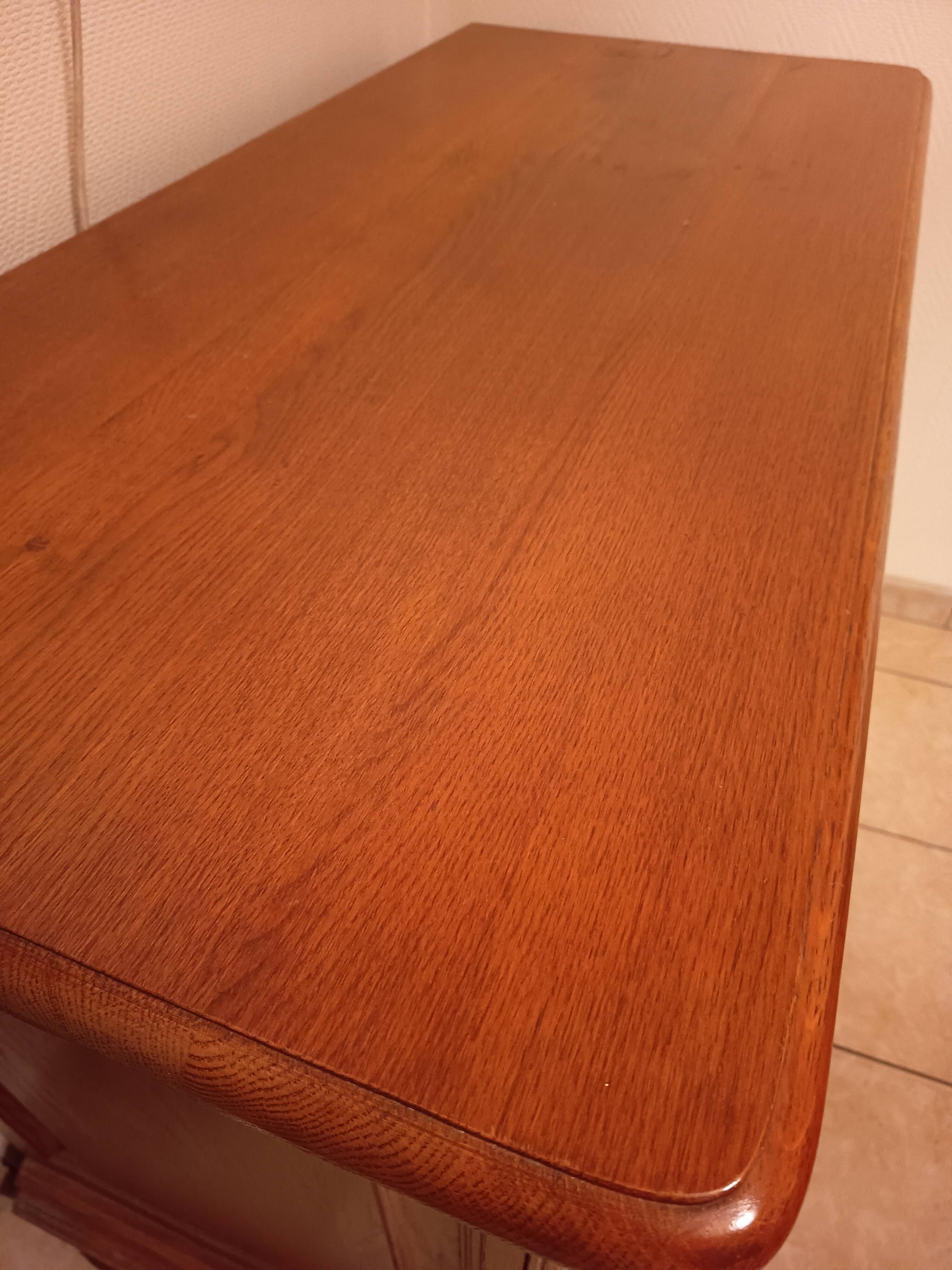 Wooden chest of drawers