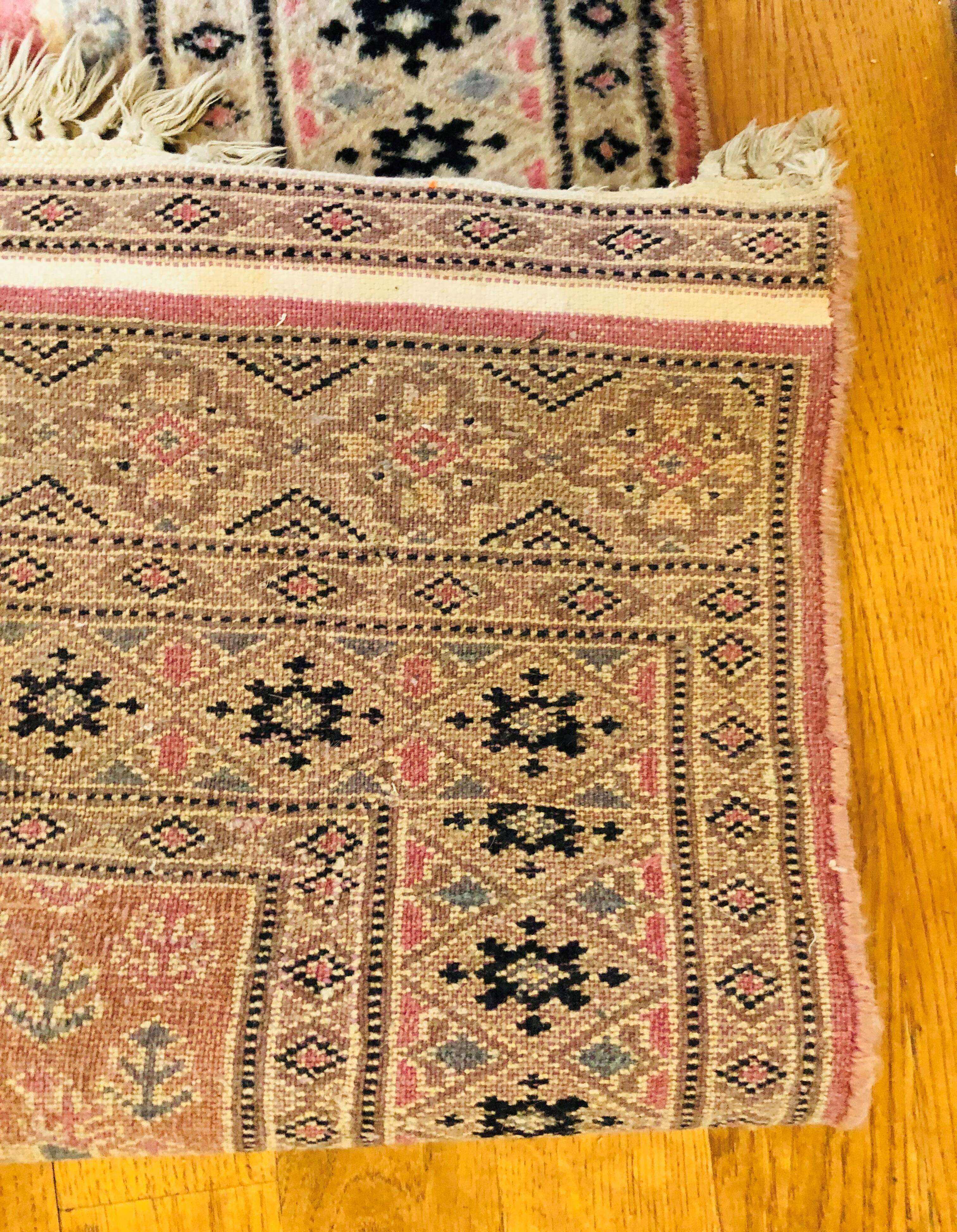 Wool and silk carpet 129 x 76 cm