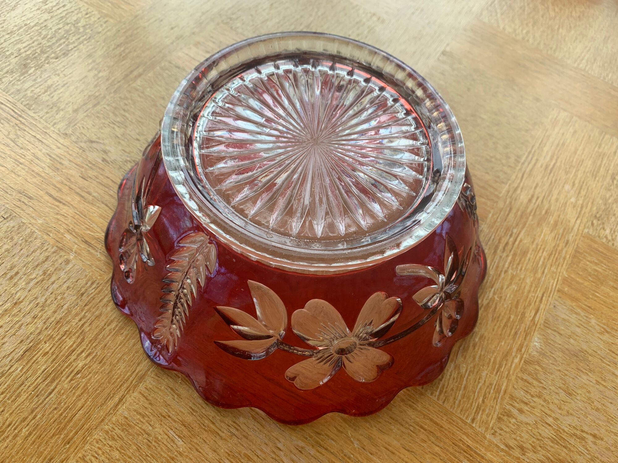 Red and transparent glass bowl with floral motifs and vintage wheat cobs
