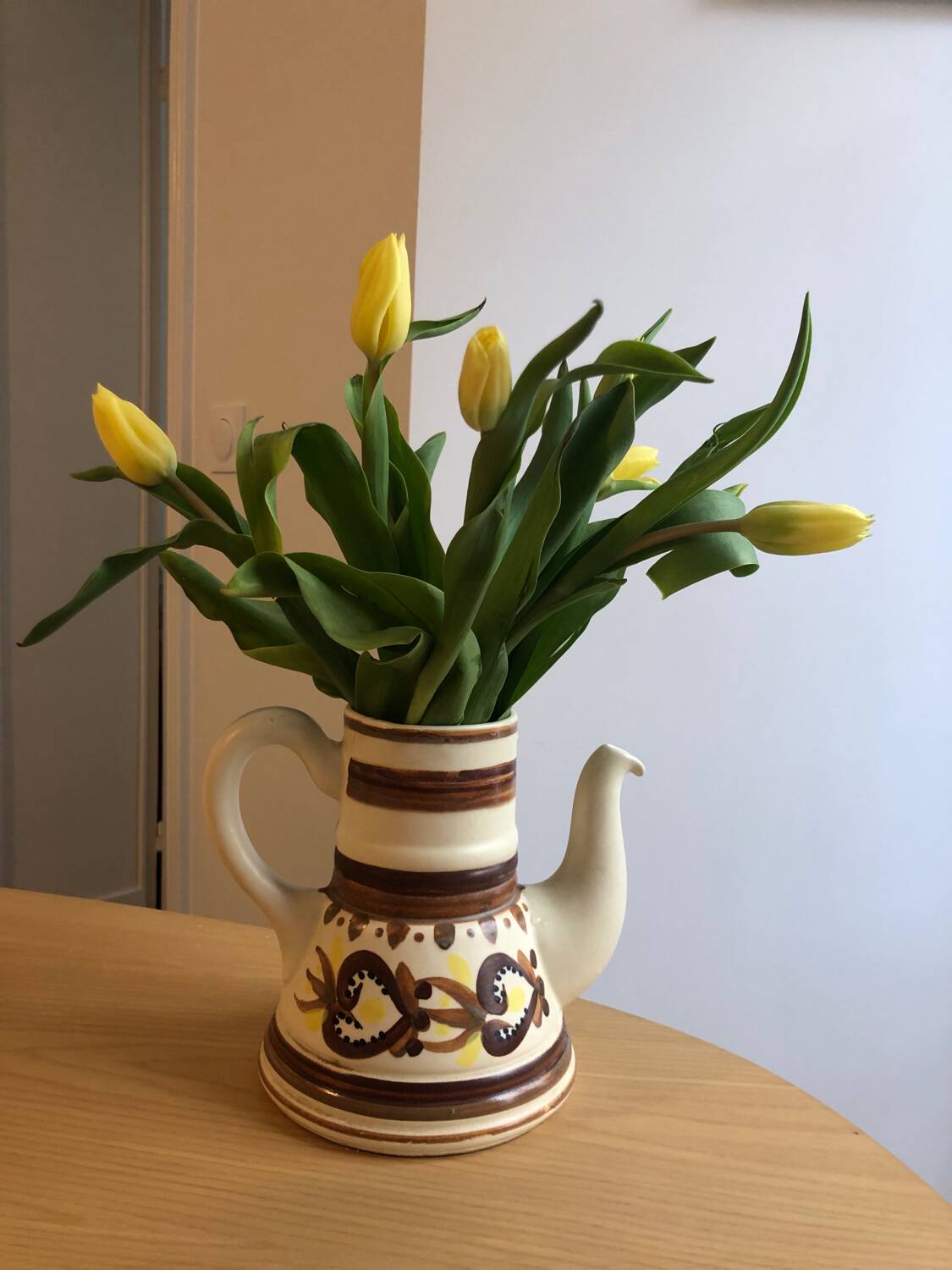 Hand-painted teapot signed Henriot in Quimper faience.
