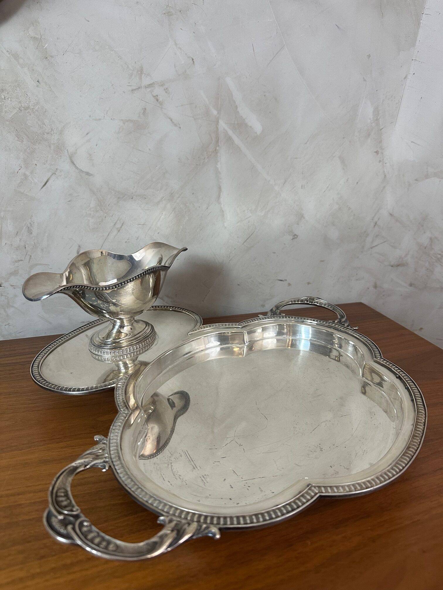 Presentation dish and its integrated sauceboat