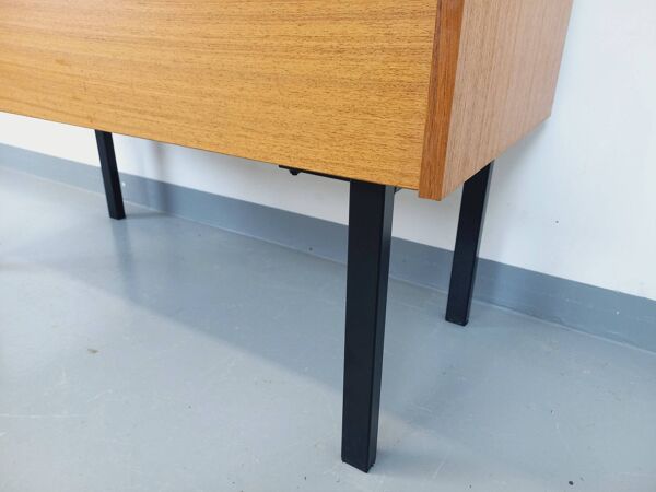 Meuble de rangement / coffre sur pieds vintage en teck et métal noir des années 70