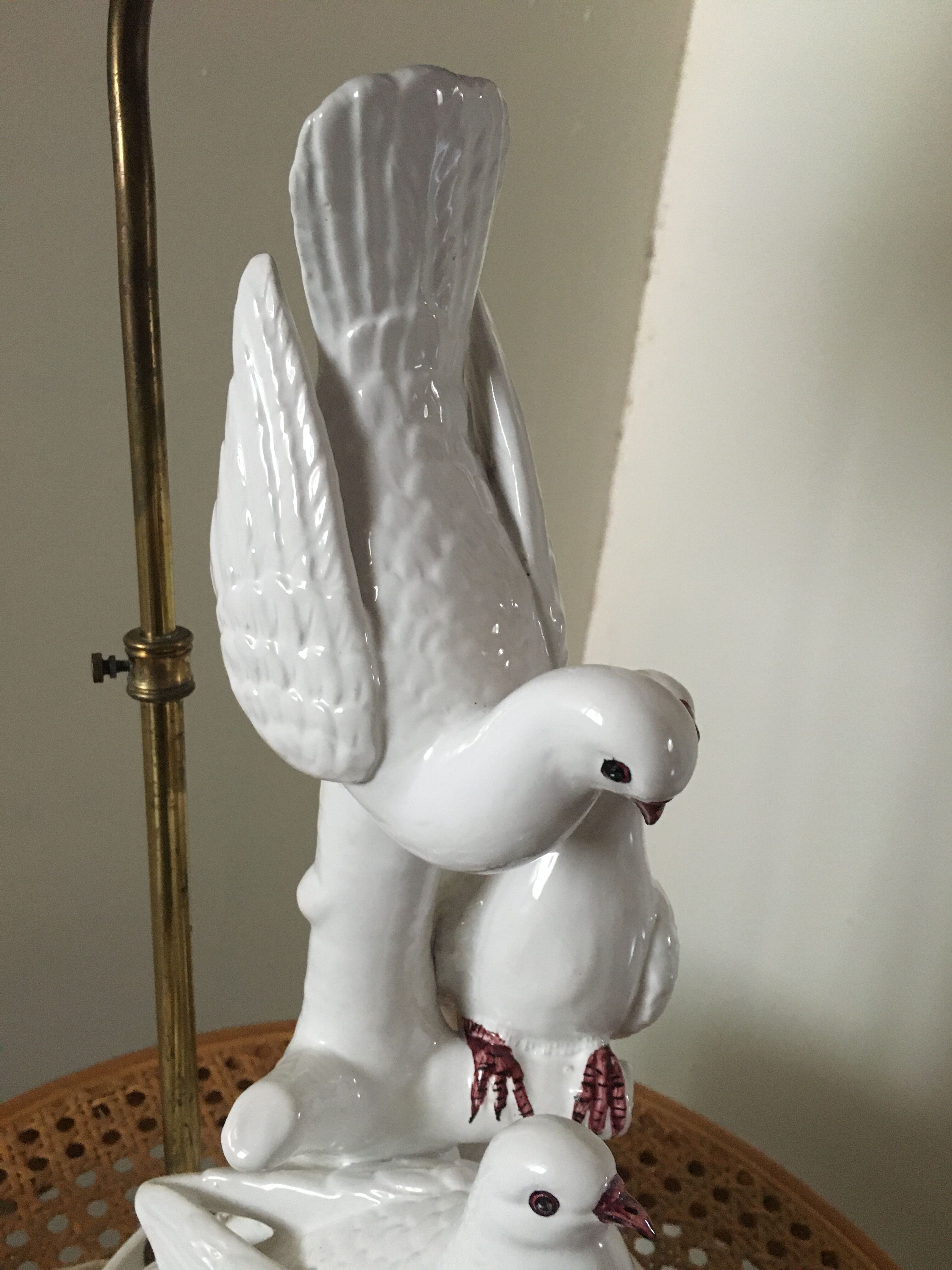 Triple white ceramic dove lamp